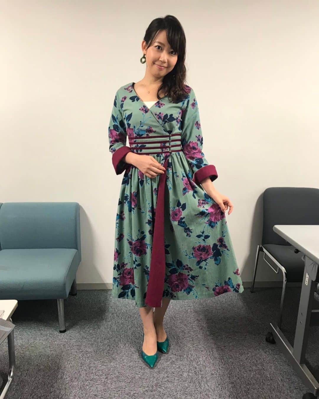 須黒清華のインスタグラム：「先週のアド街ック天国 「横浜 黄金町」 ご覧頂き有難うございましたー✨✨ いつもとちょっと違うテイストのアド街も、面白かったですね😋 . この日も衣装は @velnica_japan でした💕 女性の身体を綺麗に魅せてくれるフォルムに、velnica独自の美しい色使い。 着ると気分が上がります✨ . #アド街ック天国 #アド街 #velnica #衣装 #黄金町」