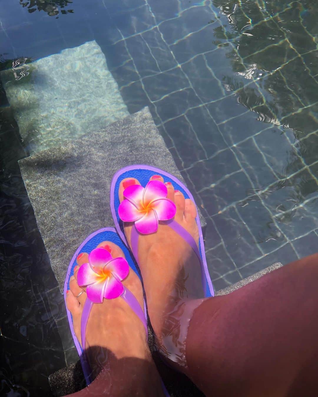 miniさんのインスタグラム写真 - (miniInstagram)「🌺💓💜💙 東京にいたら絶対履かないし買わないんだけど😛🙅🏼‍♀️💦 バリのプールや海では可愛いビーサンは、近くのスーパーでGET👅🌺💓💜💙可愛ぃっ💘 #BALI #trip #balitrip #pool #hibiscus #beachsandals」10月29日 13時53分 - mini.stagram