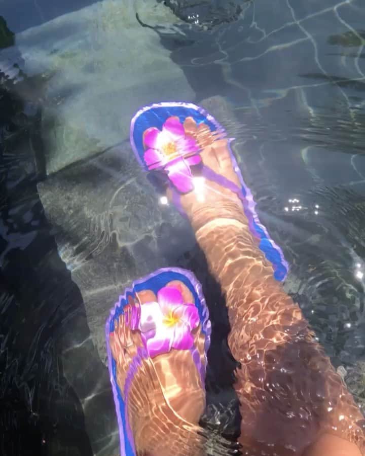miniのインスタグラム：「🌺💓💜💙 東京にいたら絶対履かないし買わないんだけど😛🙅🏼‍♀️💦 バリのプールや海では可愛いビーサンは、近くのスーパーでGET👅🌺💓💜💙可愛ぃっ💘 #BALI #trip #balitrip #pool #hibiscus #beachsandals」
