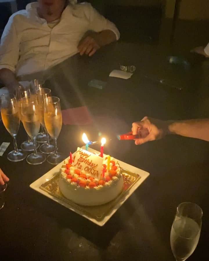 のインスタグラム：「ライブ終了後にこんなサプライズを用意して待っててくれたの！ みんなのワタワタ具合が、面白くて愛おしい😂😂😂 この日まりは4回ハッピーバースデーを弾いてくれた😂🎹 そのうち二回はライブ中にみんなが歌ってくれたて、二回は楽屋でw  最高に幸せな誕生日🎂でした。  本当に本当にありがとう❤️😭❤️ #msooja #birthday」