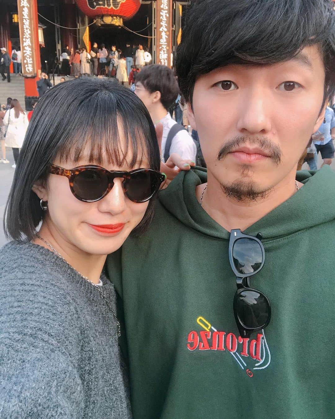 Manitasのインスタグラム：「リフレッシュ休暇〜 昨日はベタに浅草行ってお昼からお酒飲んでまったり〜〜 お昼からこうやて過ごせるなんてしあわせすぎる。 今日もまったり過ごします🐥 @comanichaaaaan はお留守番🐩🥤 #世界一優しいほっこりダーリン #SYHD #リフレッシュ休暇」