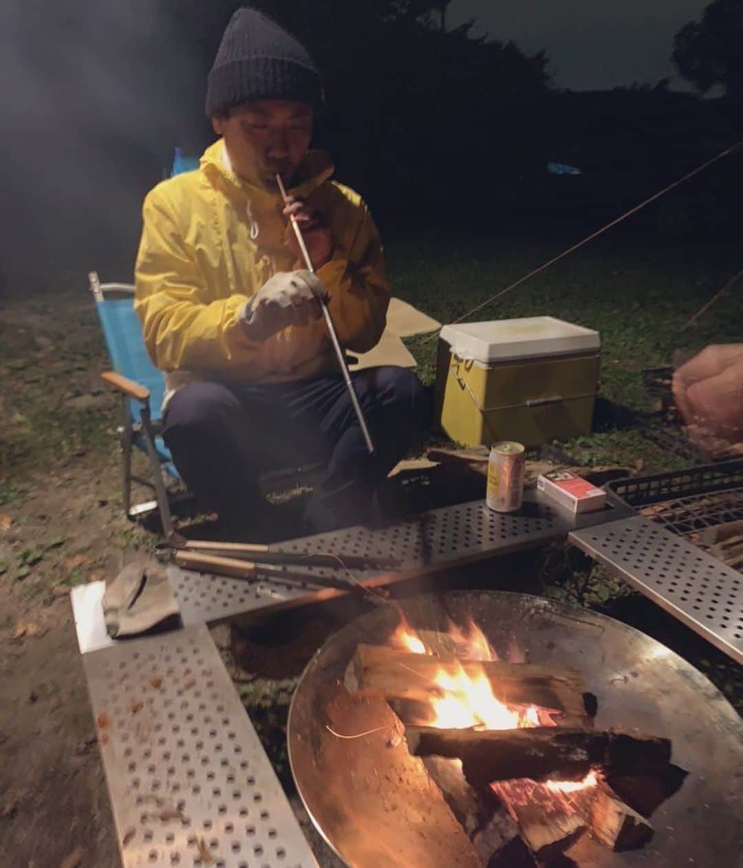 のインスタグラム：「キャンプロケ終わりにキャンプ  My 火吹き棒🔥  そのうち一人でも焚火しに行きそうな遊び⛺️ #焚火　#キャンプ　#アウトドア　#火吹き棒　#焚火用パンツ　#gripswany」