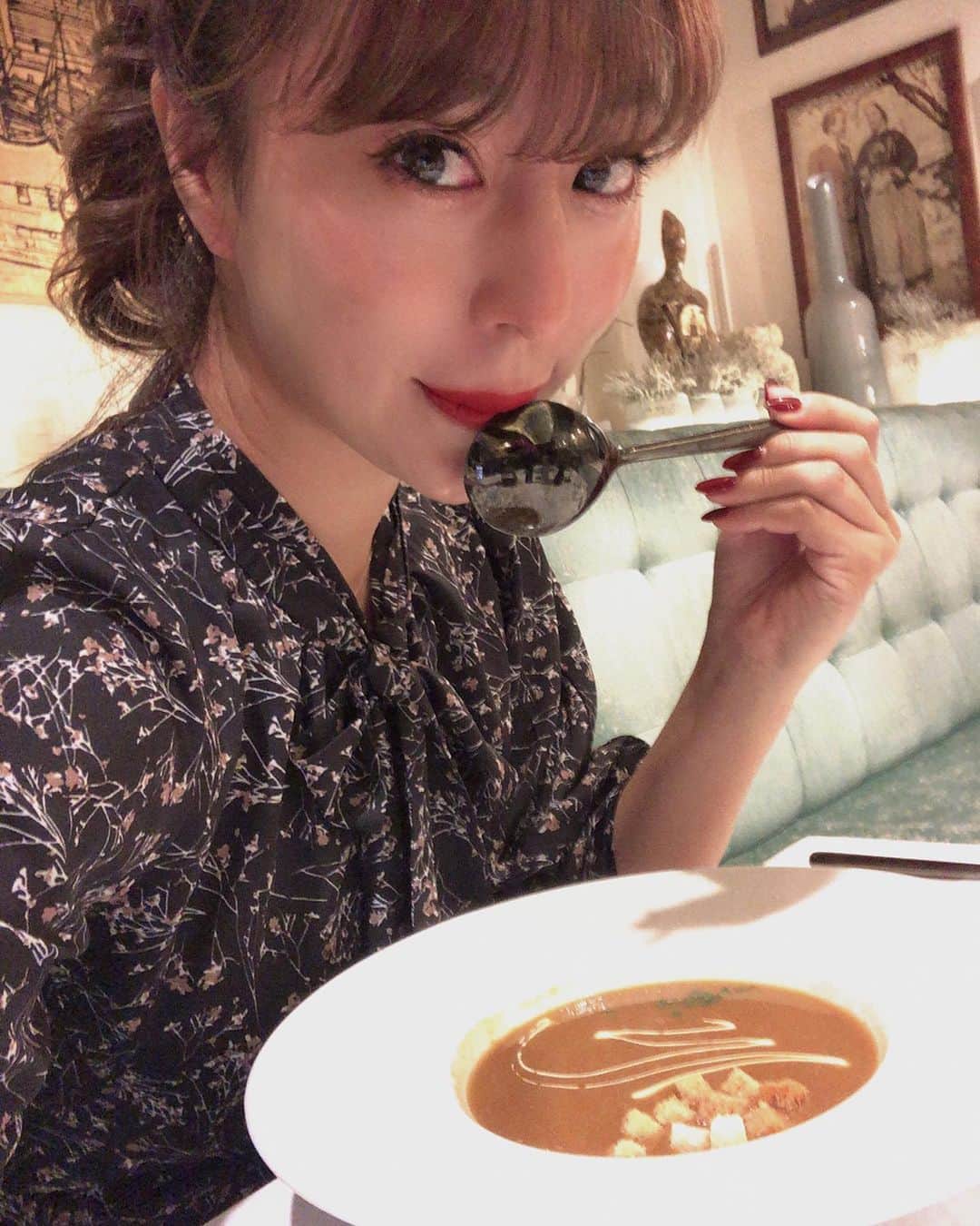 橋本真依さんのインスタグラム写真 - (橋本真依Instagram)「・﻿ 🇭🇷Croatia/#ドブロブニク﻿ Day5💗観光最終日！﻿ ﻿ ドブロブニクは﻿ #ジブリ　の#魔女の宅急便　#紅の豚﻿ #ゲームオブスローンズ　のロケ地でもあります😊﻿ ﻿ ﻿ そしてこの日は晴れ女パワーも底つき﻿ はじめての雷雨⚡️﻿ どっしゃぶりの雨でした☔️﻿ しかも傘忘れて全身ずぶ濡れ💦笑﻿ ﻿ ただここのお店で﻿ ランチしたかったので行ってきました✨﻿ 名前は「#PROTO 」﻿ ﻿ いただいたのは﻿ 🦑イカ墨のリゾットとカニのクリームスープ🦀﻿ ﻿ イカ墨のリゾットはトマトが入っておらず﻿ イカ墨がっつり濃厚なリゾット。﻿ ﻿ カニのクリームスープは全身温まりました💗﻿ ﻿ 強いてわがまま言えば﻿ お天気の日にテラスや路地で食べたかったな〜😭﻿ ﻿ ﻿ ﻿ ﻿ ﻿ #女子力ねーさん#タビジョ#阪急交通#クロアチア#ヨーロッパ#旅好きな人と繋がりたい﻿ #happy#smile#love#peace#lucky#tbt#l4l#followme#followback#instagood#photooftheday#Halloween#dubrovnik」10月29日 13時58分 - hashimotomai430