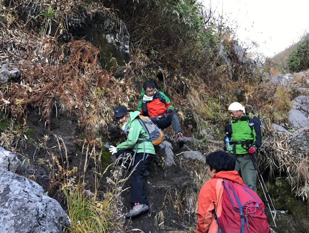 稲葉千秋さんのインスタグラム写真 - (稲葉千秋Instagram)「岩木山登山③  初登山に協力してくださった皆様に感謝です。 本当に心強かった…😢✨✨ ストーリーでも応援してくださった皆さん ありがとうございました❣️ ＊ ＊ 登りまでは楽しく頑張れたのですが、 下りは想像を絶する過酷さでした。 登りの5時間半で足の疲労がピークの中、 下りは一歩踏み間違えれば、 一瞬でも気を抜けば、 岩から転げ落ちます。 怖さと疲れから、膝の笑いが止まりませんでした。 途中心が折れそうになり、 完全に無言になることも。 笑うこともできませんでした。  足を引っ張ってしまい、 降りる途中で日が暮れ、辺りは闇の中に。 体の疲れは既に限界を超えていたので 早く帰りたい、その気力だけで 体を動かしていました。 ＊ ＊ 午後6時半。 なんとか無事下山しました。 およそ12時間の登山は、 想像以上に大変でしたが、 26歳のうちに大きなことに 挑戦して良かったと思います。 ＊ ＊ ＊  #岩木山登山 #初挑戦 #初登山 #限界をこえる #膝が笑う  #怖すぎて泣く #人生で1番辛かった日 #人生で1番頑張った日  #みなさんに感謝  #やって良かった」10月29日 13時59分 - chakey_15