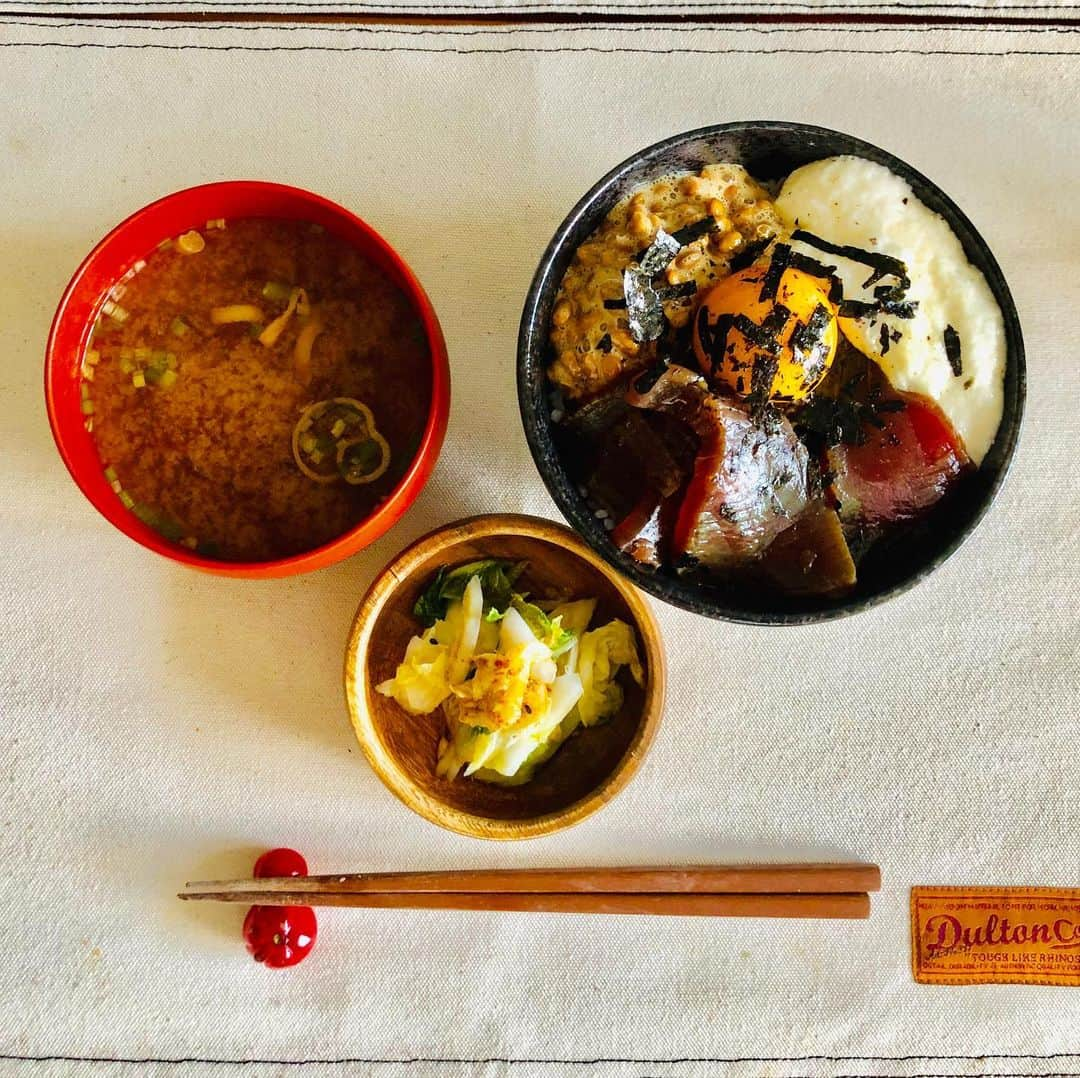 奥田修二さんのインスタグラム写真 - (奥田修二Instagram)「いつかの匂わせ昼ごはん。答え合わせはハッシュタグで！  #学天即 #匂わせ朝ごはん #今日はいつかの昼ごはん #漬けマグロ丼 #ランチョンマット見切れ #お昼は彼女が作っているという設定 #この日の朝はこれとほぼ同じものを食べた #朝は別皿に盛り付けられてたものが #米の上に移動しただけ #僕が朝と一緒やんと言うと #彼女は #いや玉子は乗ってなかったで？ #と言った #絶対にケンカする気満々の声のトーンだったので #僕はホンマやねありがとうと言って事なきを得たのだった #という匂わせ #幸せの持続には遠慮が必要 #という匂わせ」10月29日 14時01分 - gakutensoku_okuda_official