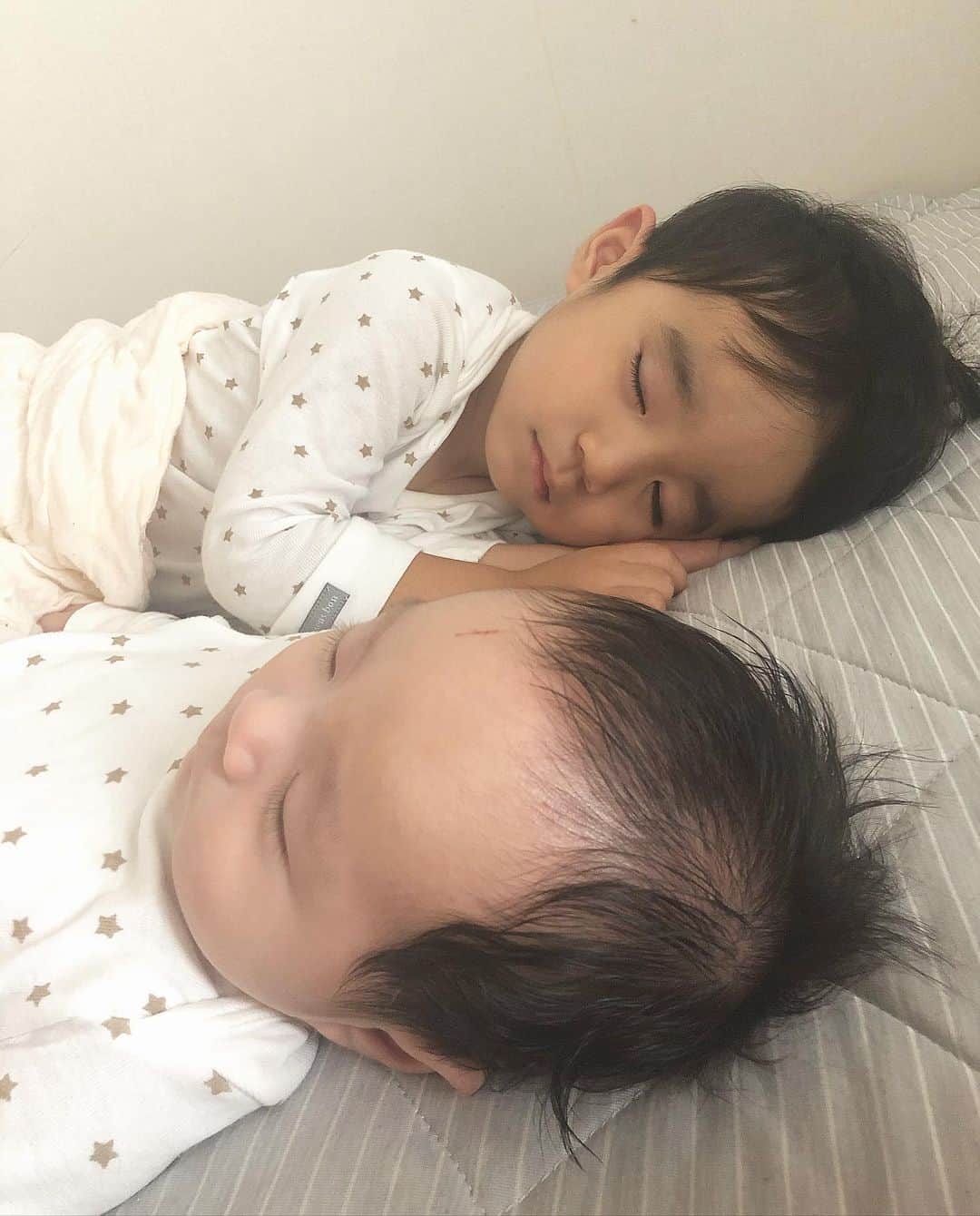 のインスタグラム：「みんなでお昼寝🥰﻿ ﻿ ﻿ #2歳差兄弟 ﻿ #2歳差育児 ﻿ #2才4ヶ月﻿ #生後3ヶ月 ﻿ #男の子ベビー﻿ #男の子ママ ﻿ #関東ママ」