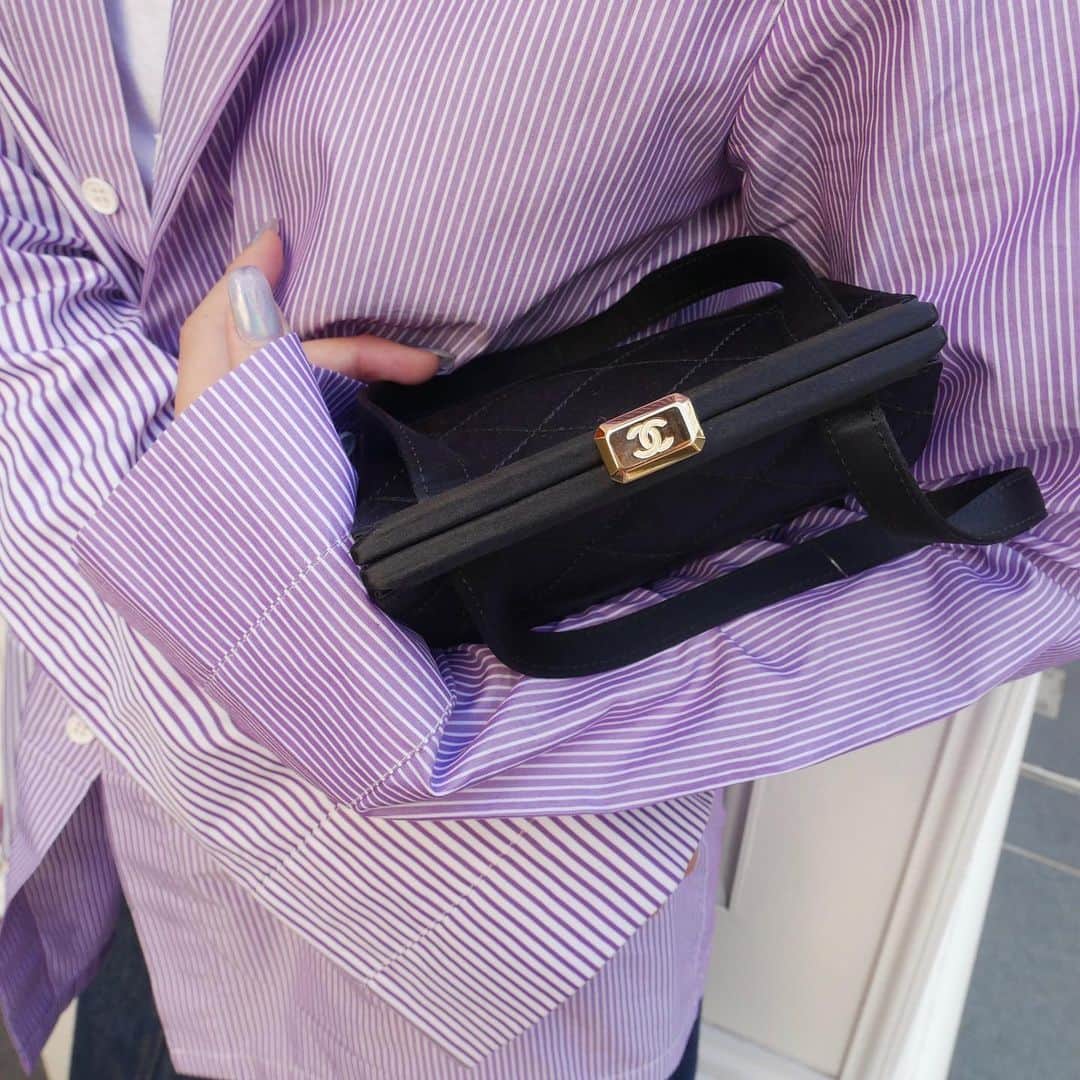 Vintage Brand Boutique AMOREさんのインスタグラム写真 - (Vintage Brand Boutique AMOREInstagram)「Vintage Chanel kiss lock satin handbag. ▶︎Free Shipping Worldwide✈️ ≫≫≫ DM for more information 📩 info@amorevintagetokyo.com #AMOREvintage #AMORETOKYO #tokyo #Omotesando #Aoyama #harajuku #vintage #vintageshop #ヴィンテージ #ヴィンテージショップ #アモーレ #アモーレトーキョー #表参道 #青山 #原宿#東京 #chanel #chanelvintage #vintagechanel #ヴィンテージ #シャネル #ヴィンテージシャネル #amoreomotesando #アモーレ表参道」10月29日 14時10分 - amore_tokyo