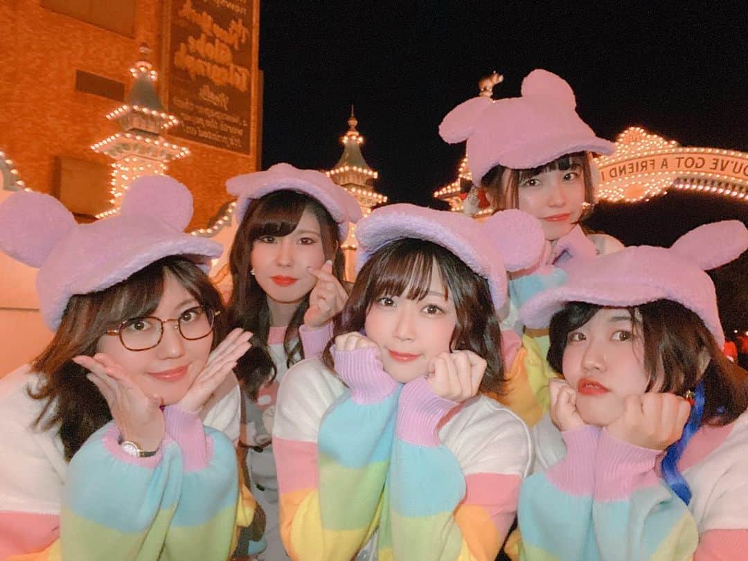 のインスタグラム：「楽しくて楽しくてやばかったあ💞 大好きな子達とおそろっちできたの幸せだったなあ🥰 こういうのしてみたかった〜💞 #me #premony #ペアルックディズニー #ディズニーおそろいコーデ #ディズニーシー #ミニーセーター #ディズニーコーデ #お揃い #みんな可愛い #ありがとう #大好き #女子会 #最高の一日」