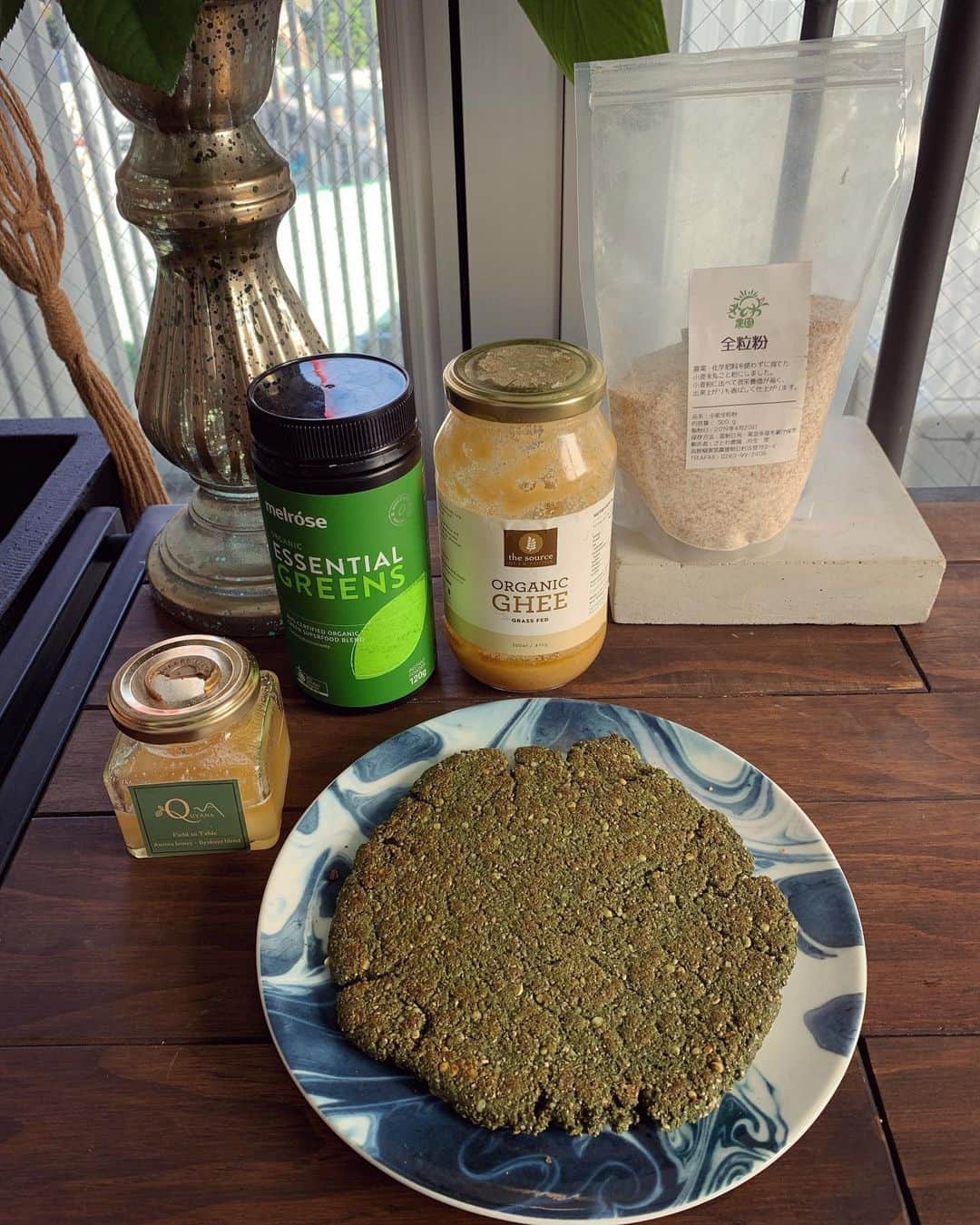 のインスタグラム：「Love capātī! -how to select FOOD-  Good morning☀️ 先週は帰国した日からイベント続きの1週間… 昨日はずっとお家に居ることが出来たので、大好きなチャパティをアレンジして焼いたりして楽しんでいました。  チャパティは、全粒粉、ギー、岩塩を水を加えて形作り、フライパンで焼くだけのシンプルで簡単で、すぐにできる手軽なお料理です。材料が常備しておけるものばかりなので、お腹が空いたとき、家から出られないときにもオススメ。  昨日はそこに、日本に上陸したばかりの @melrosehealth_jp のgreenのパウダー、そして @hemp_foods_japan のヘンプナッツを混ぜ込んで、お食事風に。更に手作りのギーをたっぷりつけて頂きました。Super yummy!😍 おやつにするときは、岩塩は少なめ、デーツやナッツなどを混ぜ込んだりして、 @organic49club のオーロラハニーをつけて食べるのがお気に入り。  ここまでお話しすると、 グルテンフリーしていないのですか？ 糖質制限していないのですか？ 乳製品の制限はしていないのですか？ カロリーは気にしないのですか？  などの疑問の声をいただきそうですが、 YesでもNoでもありません。  逆にこのような単語で何かをひとまとめに判断することをしていないからです。  私が食事について、そして食材を選択する際に大切にしていることは、極めてシンプルです。 "消化できないものを食べないこと"  たったこれだけです。  この"消化できないもの" と言う言葉に、沢山の捉え方がありますが、一番は、ナチュラルではないものを食べない。というと簡単でしょうか？  自然から生まれた自然の一部であるわたしたちは、自然そのままの、ありのままのものは消化できる構造になっていますが、人工的に作られたもの、添加物、農薬、加工品、遺伝子組み換えなどの手が加えられた食品は、人間が消化吸収できる仕組みを持ち合わせていないのです。  更には、作られてから時間が経ったもの、機械的に作られたもの…なども消化がしづらいものとして考えていきます。  通常、グルテンというものは小麦の成分の中から自然に発生するものであるのですが、小麦は、大量生産の中で、遺伝子組み換え、農薬を使用されているものや、挽いて粉にしてから相当な時間が経ったものが大多数です。  牛乳、乳製品が身体に良くない。という情報も上記と同様。本来ならば、自然そのものの搾りたてのミルクは人間にとっても非常に大きな恩恵をもたらすものですが、パック詰されて私たちの手元に運ばれる牛乳は、現在の市場のほとんどのものが殺菌方法、保存方法などの製造の過程で不自然なものへと変化してしまっています。  私たちが食品を選ぶときに、小麦がダメ、牛乳がダメ、という判断は間違いではありません。今、市場に出回っているほとんどの商品は上記の理由から、消化にとても負担のかかる食品へと変化してしまっていると言えるでしょうから、摂らないと決めてしまった方がどちらかというと正しいかもしれません。  しかし、だからといって、例えば小麦や牛乳の、その全てがダメ！だという安易な考え方でそれらを否定するのではなく、良い小麦や良い牛乳が手に入る場合、それらの恩恵を取り入れ無い手はないと思います。  牛乳は、ノンホモジナイズ(攪拌処理がされていない)の新鮮なミルク、小麦は国産の挽きたての全粒粉(玄米のようなイメージ)など…私は良質な食品を手に入るルートをいつもワクワクしながら探しています。  原材料は作れないかもしれないけれど、その後が加工したりお料理にしたりする過程で作れるものはなるべく自分で作ったり、信頼できる作り手の商品を選びます。  人の手で愛情を込めて作られた "生命の在るもの"を 食べるということが、何よりも大切だと思うからです。  なるべく自然なものを選択して、 自然でないものを選択しないこと。  これは自分が消化できるものを食べること。 自分の身体に負担をかけず、労わること。 それは自分を大切にすることに繋がります。  糖質を取らない、カロリーを取らない… ということも、同じ原理で考え、自分の身体が消化できるものを、消化できるだけ摂ります。 またこのお話は、次回でしますね！  ちなみに挽きたての全粒粉は、 @farmersmarketjp の @bugrassfarmers さんでgetしましたよ! Gheeは手作りのものを、繰り返し同じ瓶に詰めて保存しています。  その他、食事のこと、生活のことで、気になるテーマがあれば教えてくださいね！リクエストにお応えしたいと思います☺️💜 それではまた…👏 #Ayurveda #holistic #natural #simple #yoga #ghee #food #healthy #beauty #wholefood #farmersmarket #mother #食 #アーユルヴェーダ #管理栄養士 #本質を考える」