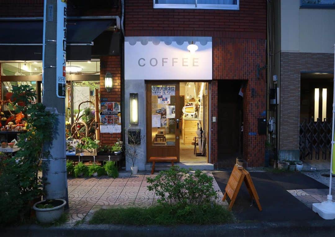 石井輝明さんのインスタグラム写真 - (石井輝明Instagram)「浅草。 昨日は「話す」ありがとうございました。 今日はトークダンテです。 よろしくお願いします。  #uptoyoucoffee #cafe #coffee #カフェ #東京カフェ #浅草カフェ #カフェ芸人 #今日は緑コーデということです #なかなかいいのが見つからなくてまだ買えてない #幕張終わりになんとかしないと #よろしくお願いします」10月29日 14時30分 - comandanteishii