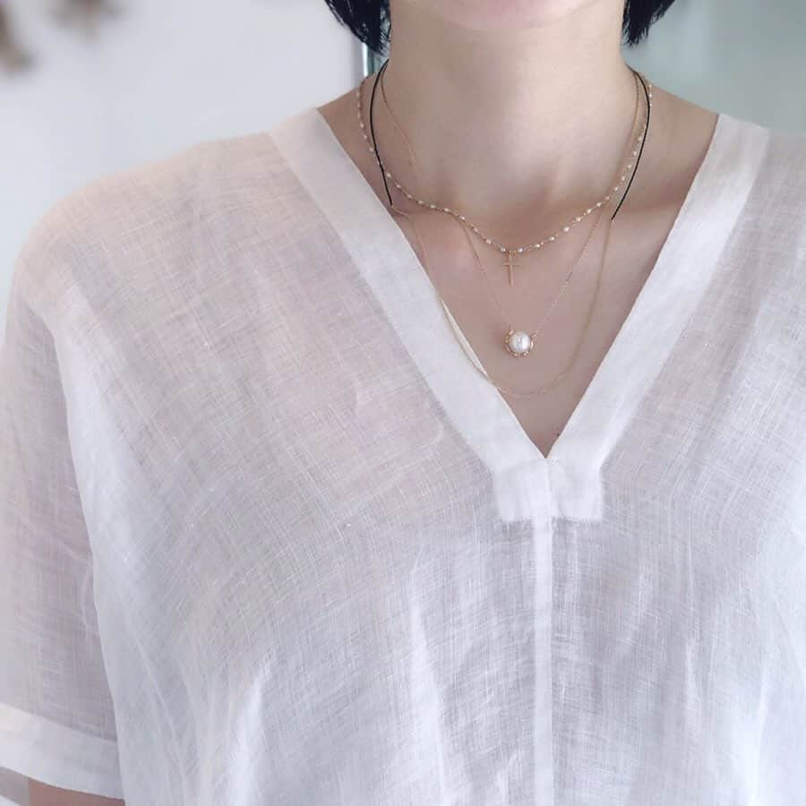 ミキアさんのインスタグラム写真 - (ミキアInstagram)「【 mikia necklace 】﻿ ﻿ ・k10 gold / freshwater pearl snake necklace﻿ ﻿ ・TINY CHAIN necklace / emerald﻿ ﻿ ﻿ #mikiajewelry﻿ #mikia ﻿ #necklace﻿ #pearl﻿」10月29日 14時30分 - mikiajewelry