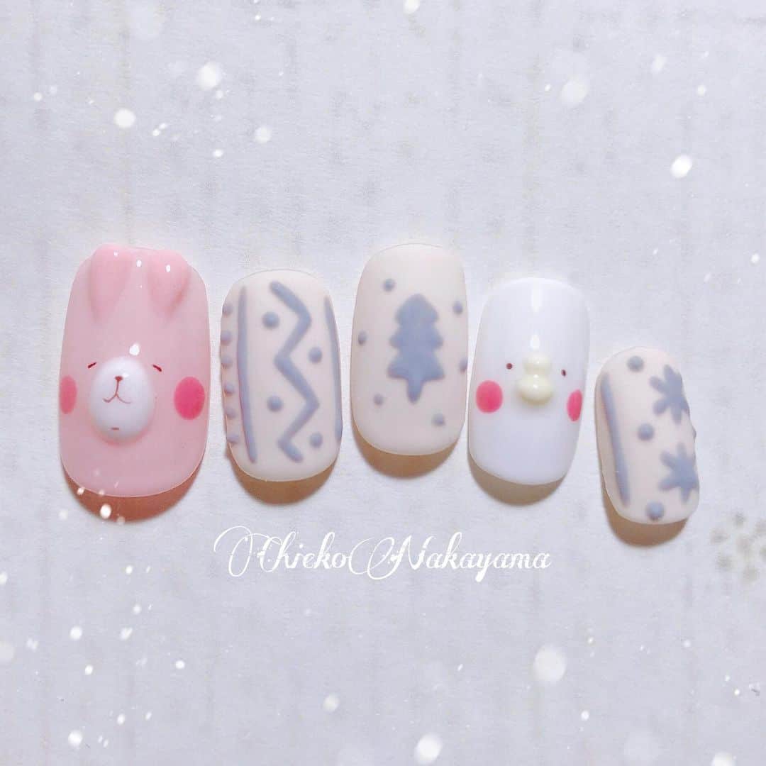 なかやまちえこのインスタグラム：「冬のあったかニットネイル🧶 （次のtricia授業でもやります☺️） #nail #nails #nailart #ネイル #美甲 #ネイルアート  #clou #nagel #ongle #ongles #unghia #japanesenailart #manucure #네일 #젤네일 #네일아트 #네일리스트 #japanesenails #manicurist #gelnails #أظافر #ニットネイル #knitnails #冬ネイル #winternails @pregelofficial @nailschooltricia  PREGELミューズ カクテルピンク.マザーズホワイト PREGEL ミルク264.ライトグレイ506.スターパレード831.チェリッシュボンボン292.ライナーアッシュブラウン.ビジュージェル Betty gel フロスティングマット」