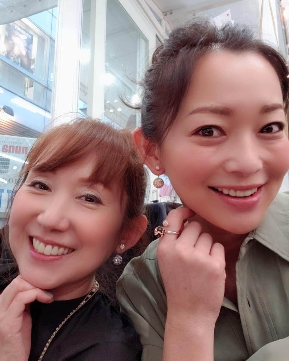 佐藤純さんのインスタグラム写真 - (佐藤純Instagram)「昨日は、スタイリストの高橋園子さんの期間限定 POP UP STORE へ行ってきました。 ｢NUNA NUNA💍｣ @nunanuna1201  キラキラクリスタルストーンスマイル2連リング☺️✨可愛い～❤ ピアスやリング、チャームも可愛かったよ😊  POP UP STORE は昨日までだったのですが…ネットでも見れるので是非チェックしてみてね‼️ https://nunanunans.thebase.in  園子さんとは、私がモデルを始めたばかりの頃からのお世話になっているスタイリストのお友達。  お姉ちゃんのような存在。  よく、作品撮りとかしてたのが懐かしい。  久々に、会えて嬉しかったな。  #nunanuna #nunanuna1201 #高橋園子 さん #クリスタルストーン #キラキラピアス #ピアス #キラキラリング #リング #ニコちゃん #スマイル #大好き #スマイル好き #キラキラアクセサリー #popupstore  #ママ #ママモデル #モデル #mama #mamamodel #model」10月29日 14時46分 - junsatoidea