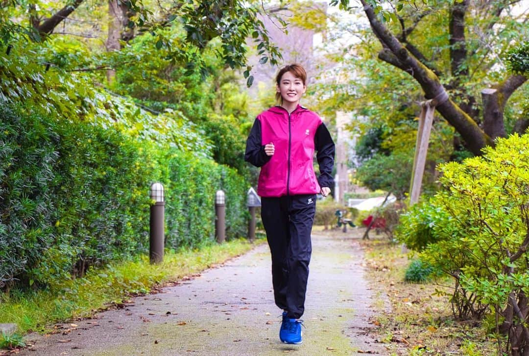 高橋晴香さんのインスタグラム写真 - (高橋晴香Instagram)「昨日はお仕事前にランニングしたよ🏃‍♀️ .  着てるのは、stanのサウナスーツ❤️ .  このサウナスーツ、特殊素材による強力な発汗力があるから着てるだけで汗だくに💧 .  終わった後スッキリするの✨ .  普通のウェアと比べて汗をたくさんかけるから、新陳代謝や運動効果のアップも👍 .  実験でも減量効果が明らかに出たんだって‼️ .  ストレッチ素材を使用しているから、動きやすいし、洗濯機での洗濯脱水もOK🙆‍♀️ .  だから、最近運動する時はこれ着てる💁‍♀️🎶 .  詳細や商品の購入は、公式アカウント @stan.official.shop のプロフィール内のURLから確認できるよ💕 .  #ランニング #running #汗だく #新陳代謝 #爆汗 #発汗 #デトックス効果 #サウナスーツ #サウナスーツ着用 #PR」10月29日 14時51分 - haruka_takahashi0127