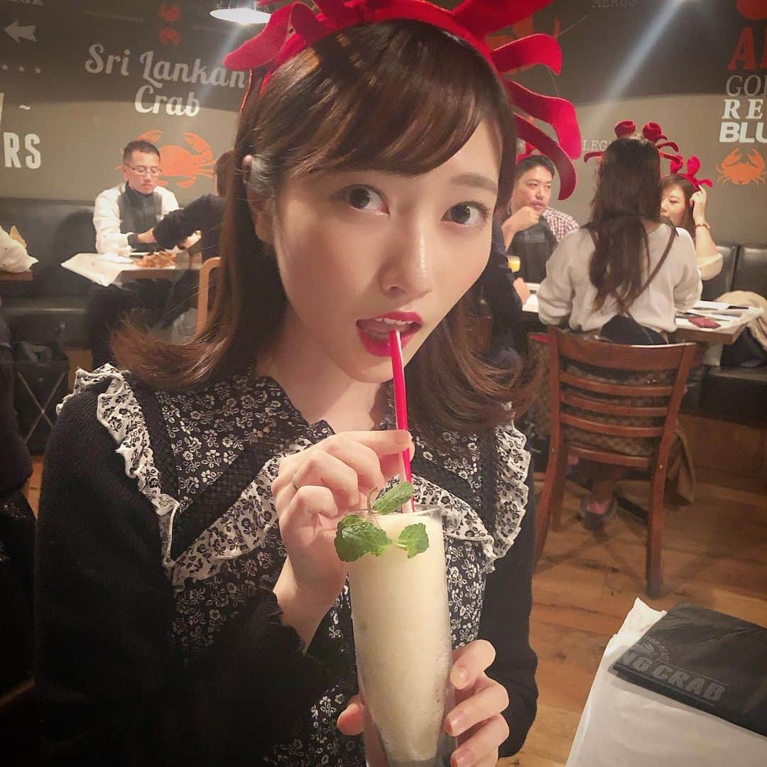 末井櫻子のインスタグラム：「🦀★☆★🦀 ． ． れみがいっぱい撮ってくれるから調子に乗ってみた🤪 ． けど最近自分の写真を撮らなさすぎて、何十枚って撮ってたのに使えるの2.3枚しかなかった🤢🤢 ． ． ずっと行ってみたかったダンシングクラブやっと行けたからまた投稿しようかな🥰あの方のお誕生日もお祝いしたのよ👼🏻🌟 ． ． ． #ダンシングクラブ #ダンシングクラブ大阪 #カニのカチューシャ付けて手づかみでカニを食べるお店🦀 #梨ジュースが美味しすぎたヨ」