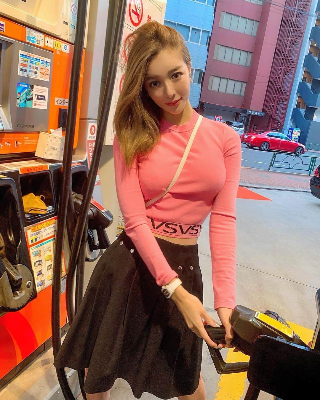 のインスタグラム：「-— 🔫🔫🔫 You need charge? Who does? I will 👨‍❤️‍💋‍👨 -— Tops➡︎#versace  skirts➡︎#louisvuitton -— 初めてセルフガソリン使った😍 手の静電気とったり自分でガソリン入れたり終始テンション上がってた🙋‍♀️💜 運転するの本当好きだな〜🥰 今日はお台場までドライブ🚗♥️ -— #autumnfashion #autumnmood  #carlifestyle #carcare #lovedrive #drivetime #drive #tokyolife #tokyolifestyle #ドライブ#ドライブデート#お台場#くるま#運転#ヴェルサーチ#ヴィトン」
