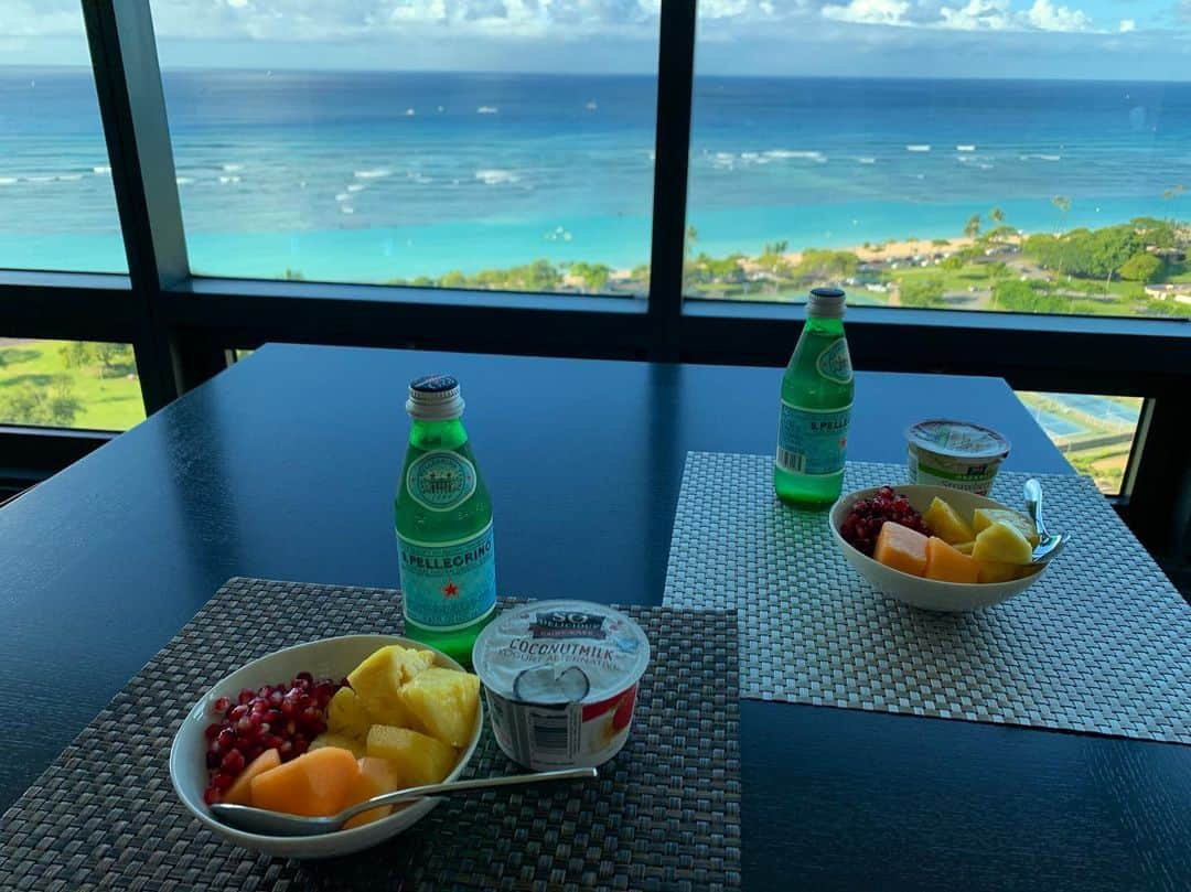 陽菜えみるさんのインスタグラム写真 - (陽菜えみるInstagram)「. . it is good to sometimes take the time🌴🌊 for breakfast slowly🍍 . . . #朝ごはん #ブランチ 日本じゃなかなかしないボーッと ゆっくりしながら #朝食 を取れる幸せ感💜 #オーシャンビュー #オーシャンビューのお部屋 #おさんぽ #散歩 ほぼ毎日 #散歩日和  #寒いの苦手 なひと最高の避寒地へ #ハワイ #ハワイ旅行 #海外旅行 #旅行大好き #旅行好きな人と繋がりたい #海がある生活 #海がある暮らし #最高 #海好き #海好きな人と繋がりたい #ハワイライフ #ハワイ好き #ハワイ好きな人と繋がりたい #hawaii #surfing #surfinggirl  #oceanview #breakfast #hawaiilifestyle」10月29日 14時56分 - emiru_haruna