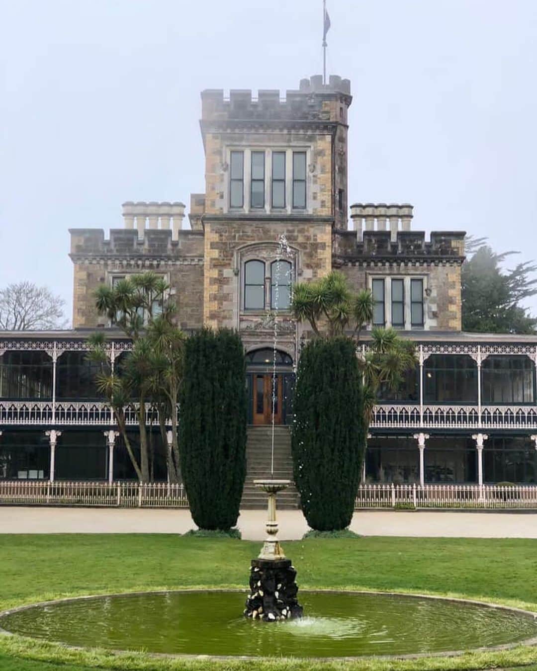 朝日放送「朝だ！生です旅サラダ」さんのインスタグラム写真 - (朝日放送「朝だ！生です旅サラダ」Instagram)「@maipu0125  ニュージーランドで唯一のお城がダニーデンにあります🏰その名もヨーロッパのお城を模した #ラーナック城 。1871年、政治家で大富豪だったウィリアムラーナック氏が妻のために建てたそうです！素敵ですよね👸✨✨堂々とそびえ立つ立派で豪華なお城を目にしたらワクワクが止まりませんでした🥺✨お庭も広く、噴水まであるなんて… #ロマンチック 🏰✨ _ #お城 #ヨーロッパ風 #ゴージャス #お庭も素敵 #LarnachCastle #ダニーデン #Dunedin #ニュージーランド #newZealand _ #ABCテレビ #朝日放送テレビ #朝だ生です旅サラダ #旅サラダ #旅サラダガールズ  #渡辺舞 #女優 #モデル  #生放送 #土曜 #朝8時 #海外 #旅 #travel #trip」10月29日 14時56分 - tabisalad