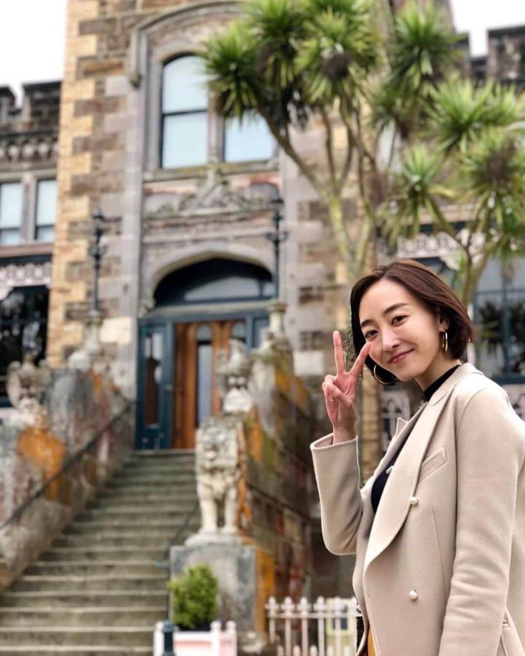 のインスタグラム：「@maipu0125  ニュージーランドで唯一のお城がダニーデンにあります🏰その名もヨーロッパのお城を模した #ラーナック城 。1871年、政治家で大富豪だったウィリアムラーナック氏が妻のために建てたそうです！素敵ですよね👸✨✨堂々とそびえ立つ立派で豪華なお城を目にしたらワクワクが止まりませんでした🥺✨お庭も広く、噴水まであるなんて… #ロマンチック 🏰✨ _ #お城 #ヨーロッパ風 #ゴージャス #お庭も素敵 #LarnachCastle #ダニーデン #Dunedin #ニュージーランド #newZealand _ #ABCテレビ #朝日放送テレビ #朝だ生です旅サラダ #旅サラダ #旅サラダガールズ  #渡辺舞 #女優 #モデル  #生放送 #土曜 #朝8時 #海外 #旅 #travel #trip」