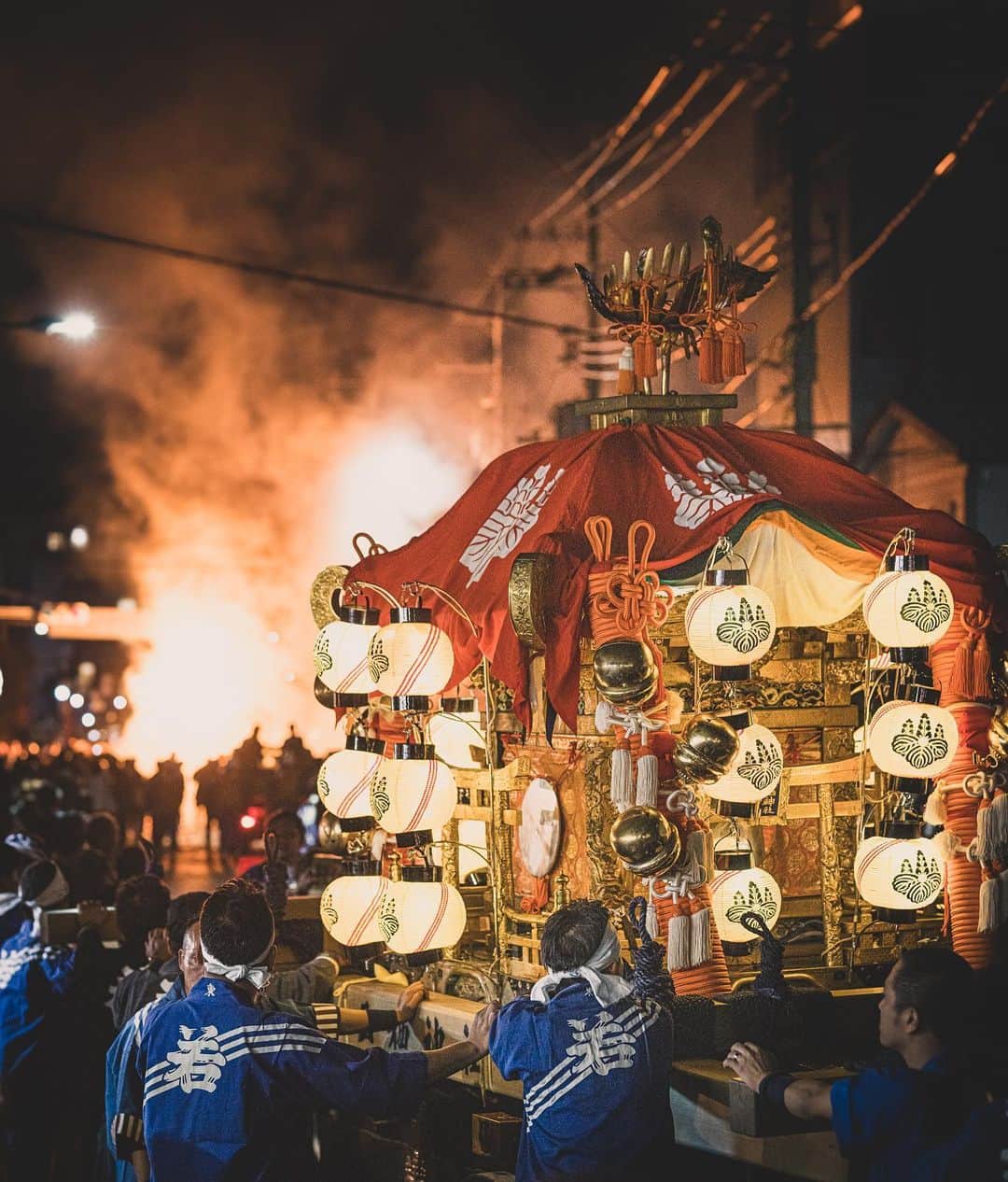 関西電力株式会社さんのインスタグラム写真 - (関西電力株式会社Instagram)「壬申の乱のなか、大海人皇子(天武天皇)が三栖を通過した際に地元の住民が葦(よし)を束ねて炬火(たいまつ)を灯し歓迎したという伝説にちなんだ祭りです。 京都の伏見で行われる火祭りは、街中で迫力満点な様子を見ることができます。 ※写真は今年撮影したものです --------------- ■アクセス 中書島駅下車 西へ徒歩約5分 --------------- .  #そうだ京都行こう #祭り #歴史 #京都観光 #京都の旅  #火祭り#kyoto #京都 #伏見 #三栖神社 #三栖神社炬火祭 #絶景 #love_bestjapan #unknownjapan #loves_united_japan #カメラのある生活 #日本の風景 #ダレカニミセタイケシキ #bestphoto_japan #art_of_japan_ #貴重な体験 #景色最高 #tripgramjp #写真は心のシャッター#その旅に物語を#best_moments_shots #日帰り旅行 #お写んぽ#お写ん歩 #インスタスポット」10月29日 14時59分 - kanden.jp