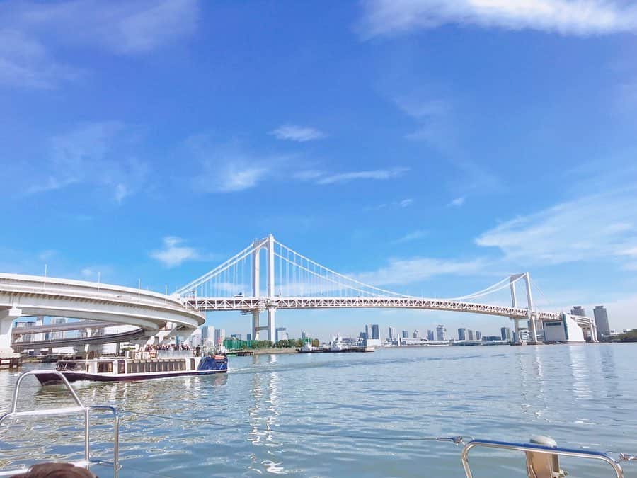 のインスタグラム：「🛳🌈 * 住んでると見慣れてしまって当たり前になりがちな景色も、 改めて近くで見たり、乗ったりすると、たくさんの発見が✨ 船から見上げるレインボーブリッジ…格好良かった❣️ * 充電完了💪💛 今週も頑張りましょう🎃🖤 * #パワースポット  #充電満タン❤️ #みんなはオフの日どう過ごしてるの☺️」