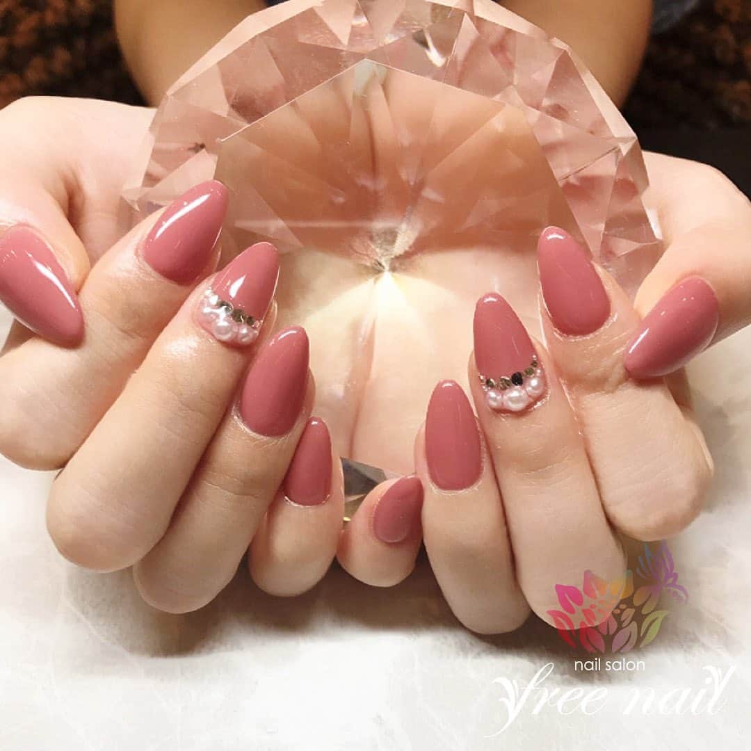 free nail フリーネイルのインスタグラム：「. お客様ネイル💅🏻🍂✨ . シンプルワンカラーネイル💗✨ . モテネイル👸🏻💗 . ご来店ありがとうございました🙇🏻‍♀️🙇🏻‍♀️🙇🏻‍♀️💗 . #ネイル #フリーネイル #ネイルアート #ジェルネイル #ネイルサロン #大阪ネイルサロン #ネイルデザイン #ネイルチェンジ #ワンカラーネイル #パールネイル #ストーンネイル #ピンクネイル #コーラルネイル #デザインネイル #シンプルネイル #モテネイル #オフィスネイル #秋ネイル #美甲 #日式美甲 #日式美甲胶  #日本美甲师 #日本美甲老师  #美甲上课 #日本胶 #autumnnails #nailsart #nailsdid #newnails #freenail」