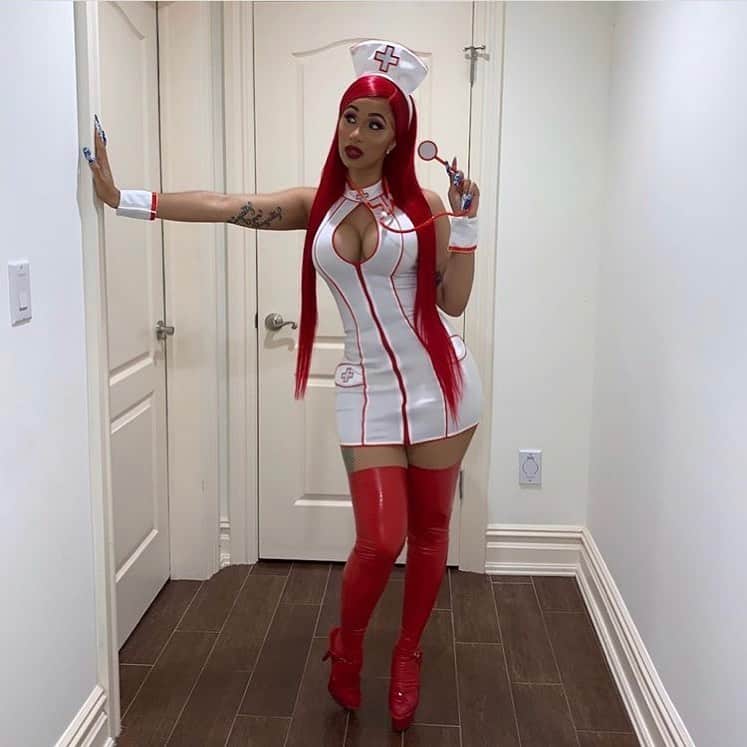 のインスタグラム：「【Cardi B】 カーディ・Bはセクシーナース仮装で登場❣️ ✨ 長い赤い髪に、赤いロングブーツ！とても大胆な衣装まで着こなせちゃうカーディ！Okurrr❤️ ✨ みなさんは今年のハロウィンの仮装はもう決めましたか？！👻 #cardib #cardi #halloween #halloween2019 #カーディB #カーディ #ハロウィン #仮装 #ナース #洋楽」