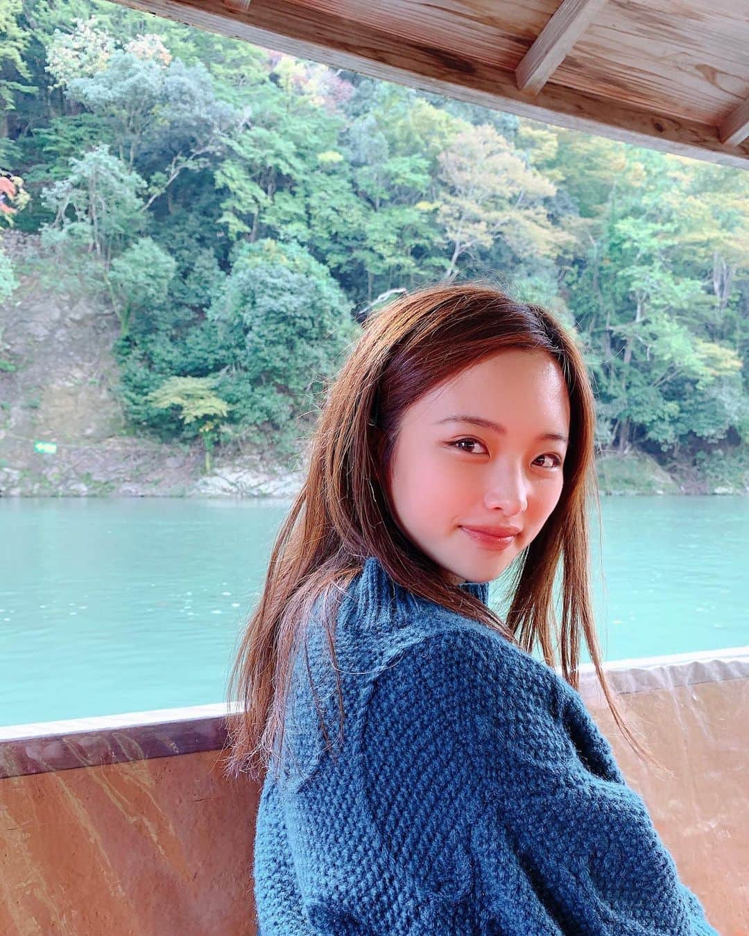 石井美音奈さんのインスタグラム写真 - (石井美音奈Instagram)「嵐山へ行った時に船に乗りました！ 現地の方もあまり乗らないみたいで、乗れてよかった。 たまたま貸し切りも出来たし😚  これから紅葉の季節になるとまた綺麗なので、来た方は是非👌🏻 #京都 #河原町 #京都嵐山 #嵐山 #船」10月29日 15時14分 - mionaishii