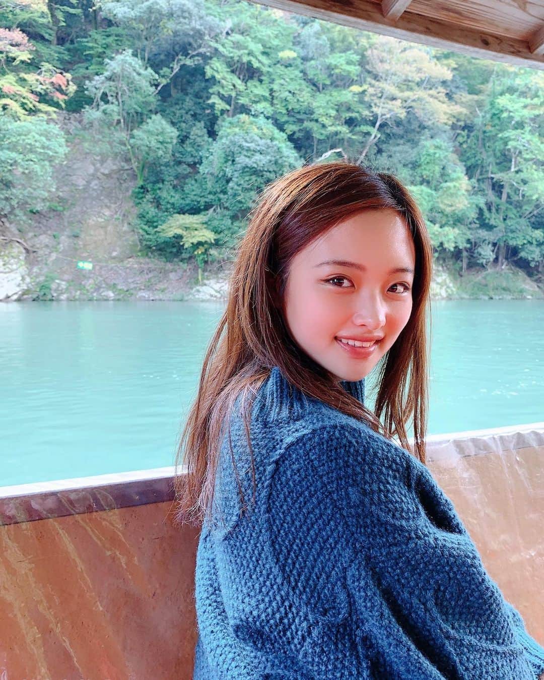 石井美音奈のインスタグラム：「嵐山へ行った時に船に乗りました！ 現地の方もあまり乗らないみたいで、乗れてよかった。 たまたま貸し切りも出来たし😚  これから紅葉の季節になるとまた綺麗なので、来た方は是非👌🏻 #京都 #河原町 #京都嵐山 #嵐山 #船」