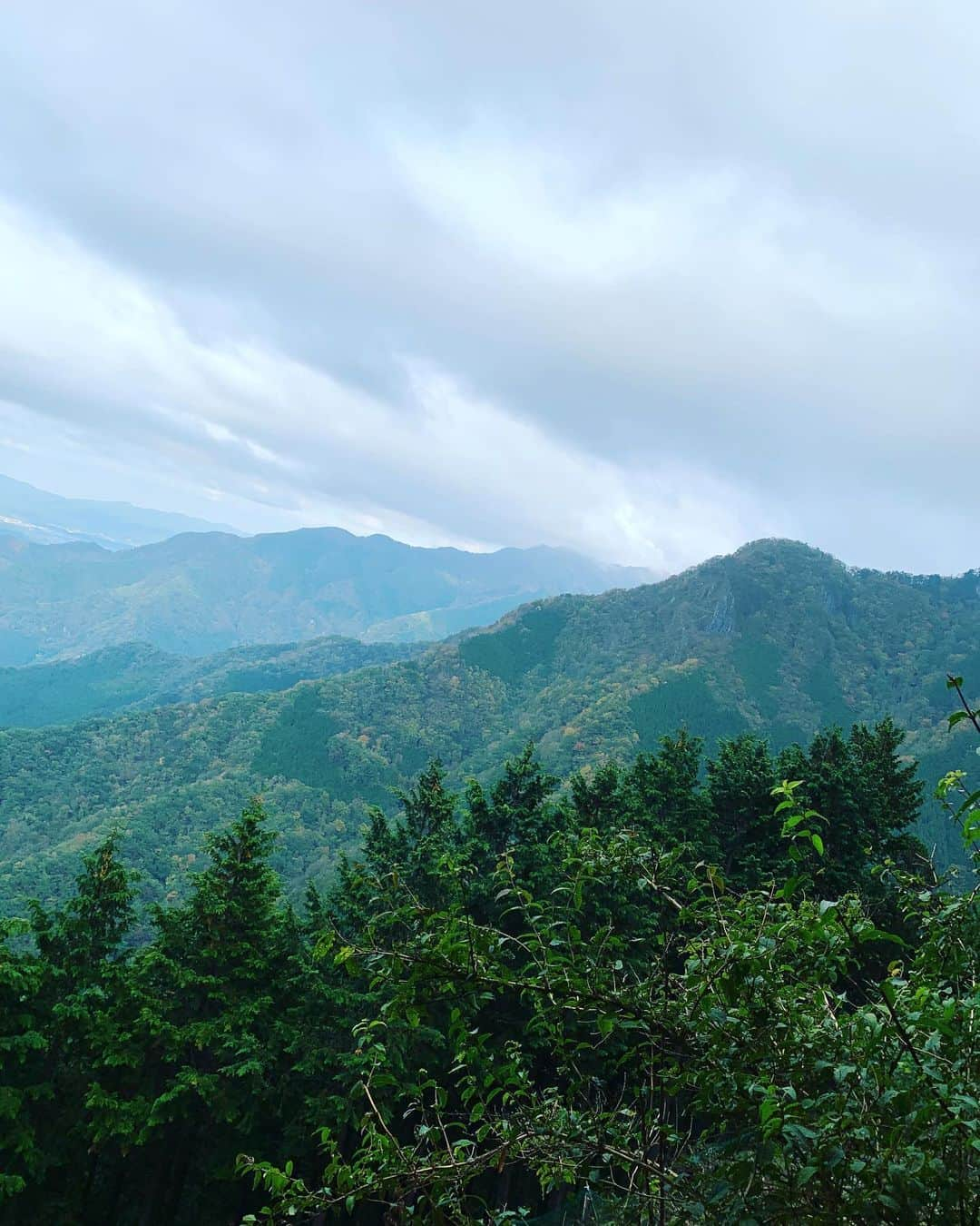 手島優さんのインスタグラム写真 - (手島優Instagram)「昨日は三峯神社へお礼参りと御祈祷行ってきましたのです✨  帰る時不思議な雲たくさん見たよ！  縦にぐんぐん上がっていく雲は初めて見ました‼️ とても神秘的な気持ちになりました✨  #三峯神社 #秩父 #参拝 #お礼参り #雲」10月29日 15時17分 - tejimayuu0827