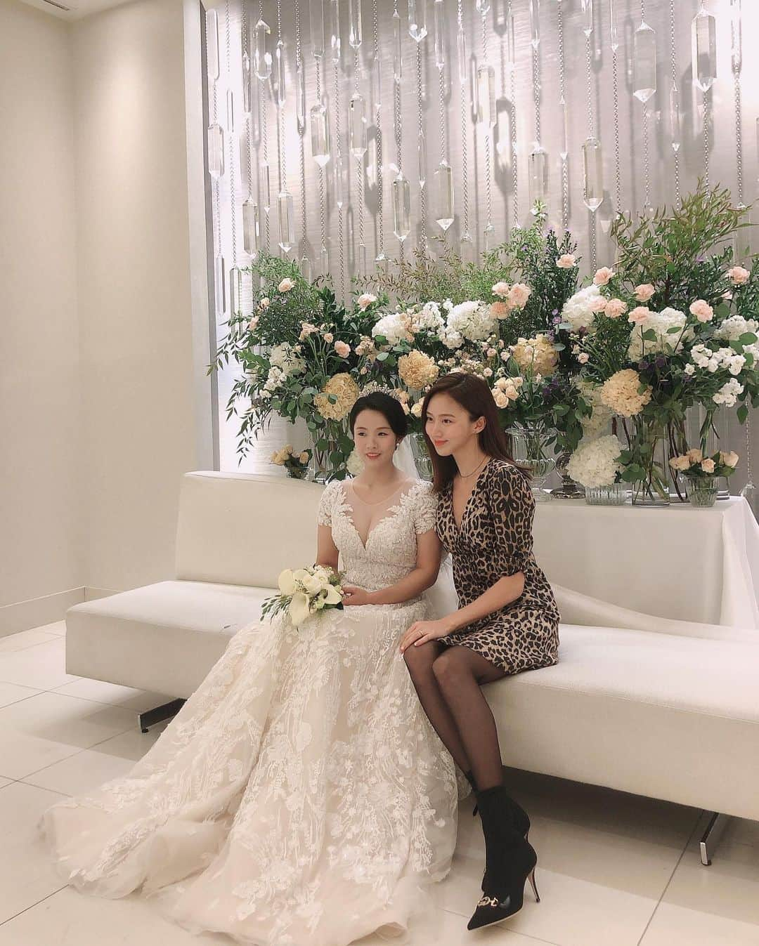 コ・ソンヒさんのインスタグラム写真 - (コ・ソンヒInstagram)「너의 결혼식 👰🏻 @jenniek0809 ✨ 지난달 @jihyunxhyoni 에 이어서 아주 그냥 연속으로 #너네왜그래 #같이타운하우스살기로했잖아 😭 행복해라 축복한.....ㄷ...r♥️」10月29日 15時20分 - krnangel621