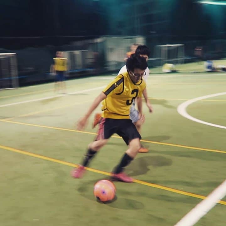 のインスタグラム：「第563回ユニクス 2019.9.13  #本日のゴール #競り合い  ゴリゴリに見えますが出来る男子同士、ノーファールの楽しい競い合いでした😆  ナイスシュート⚽  #フットサル #ユニクス #王子フットサル #エンジョイフットサル #ゴール #ドリブル #エンジョイ #フットサル女子 #フットサル男子 #男子ゴール #futsal #社会人 #アラサーフットサル #アラフォーフットサル #キャプテン翼スタジアム東京北 #フットサル仲間 #メンバー募集中」