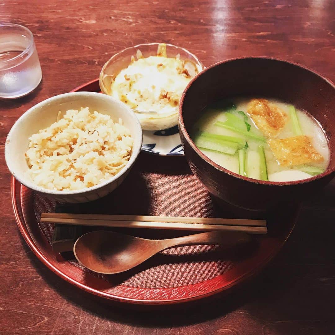 栗原まもるのインスタグラム：「旦那さんがウッチャンの「スクール革命」という番組に呼ばれて出演します。それに伴い今日は旦那さんの文具部屋にロケが入るので、家にいてもどうせ仕事に集中できないしだいぶ休んでないので１日お休みにして、お昼からマッサージを受け、その後お気に入りのカフェで本など読みながらゆっくり過ごしております。 里芋と鮭の豆乳グラタンときのこご飯の定食。ハーブティーと自家製餡とカステラのシベリア(生クリーム入り)。 すごく美味しい。安らぐ。癒される。  １２５ページはまだまだ終わらないです。 原稿料がお安めなのでアシさんに頼むのは少なめにして3Dや画像素材などで何とかしていますがそれはそれで時間がかかりますね。もちろん描くよりはすごく早いんですけど。  今年中には終わらせたい…。 そして清々しく来年を迎えたいものです。」