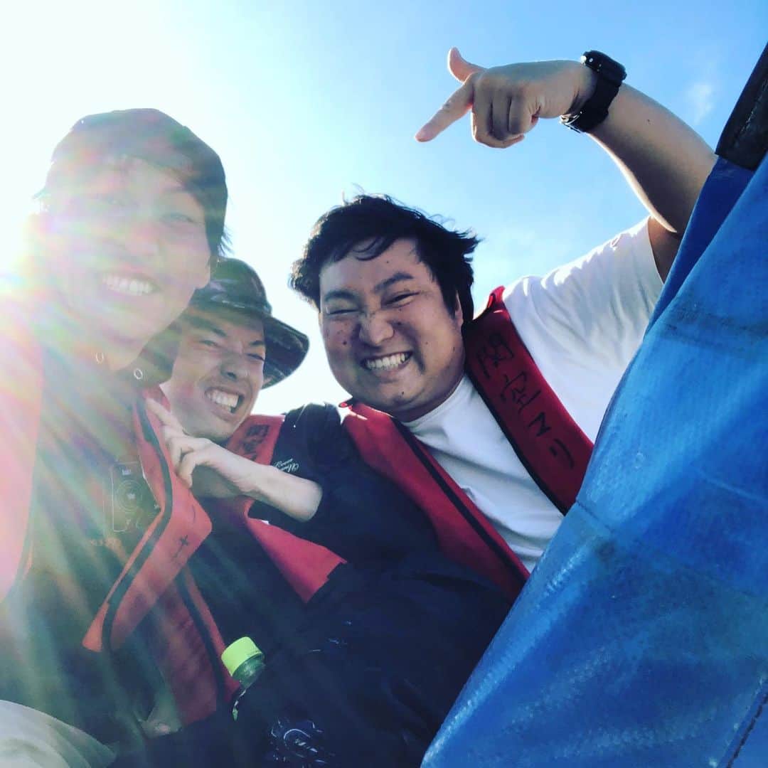 のインスタグラム：「最強牛タン専門店『吉次』の大将に船釣りバージン奪って頂きました😜 全員ツバス釣り上げ成功！ 兎にそそのかされて買った鉄アレイぐらい重いルアーは水深15メートルでは使うことなし！ あー、楽しかった」