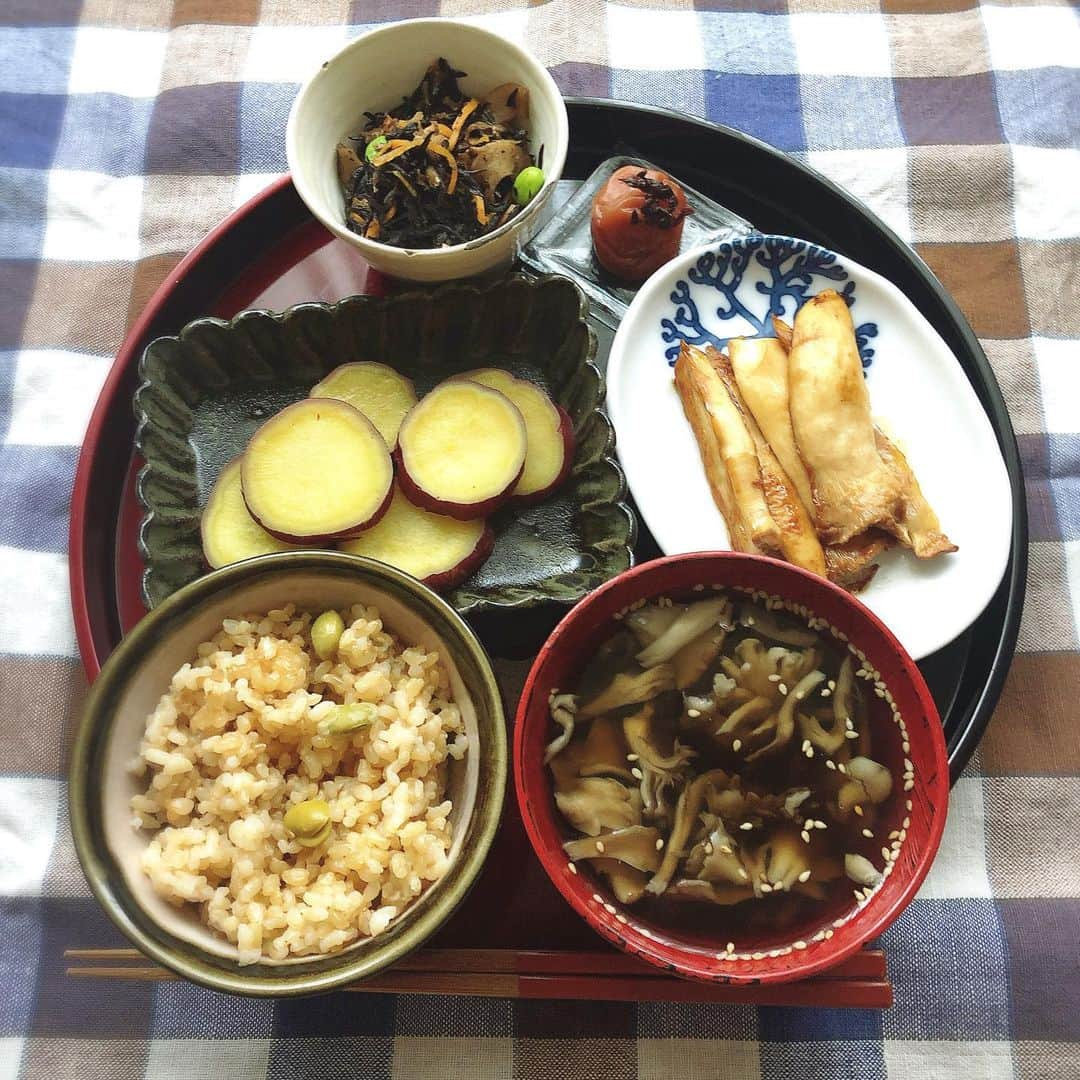 倉本康子さんのインスタグラム写真 - (倉本康子Instagram)「🌟 今日のお昼ご飯@自宅 キノコを沢山いただいたから エリンギのバターポン酢炒めと 舞茸スープを作って あとは冷凍しておいた 枝豆ご飯を解凍して 冷凍食品のさつまいもの甘煮と ひじきの五目煮をチンして追加。 今日明日は冷蔵庫整理！ #自宅ご飯　 #舞茸スープ #エリンギバターポン酢炒め  #さつまいもの甘煮　 #ひじきの五目煮 #徳用紀州梅干し　 #のりちゃんありがとう #sugarlady #シュガーレディ #飲み過ぎた翌日には最適  #冷蔵庫整理 #舞茸スープは体に良い　らしい #デトックススープ  らしい #なんにせよ美味しかった」10月29日 15時47分 - yasuko_kuramoto_yakko