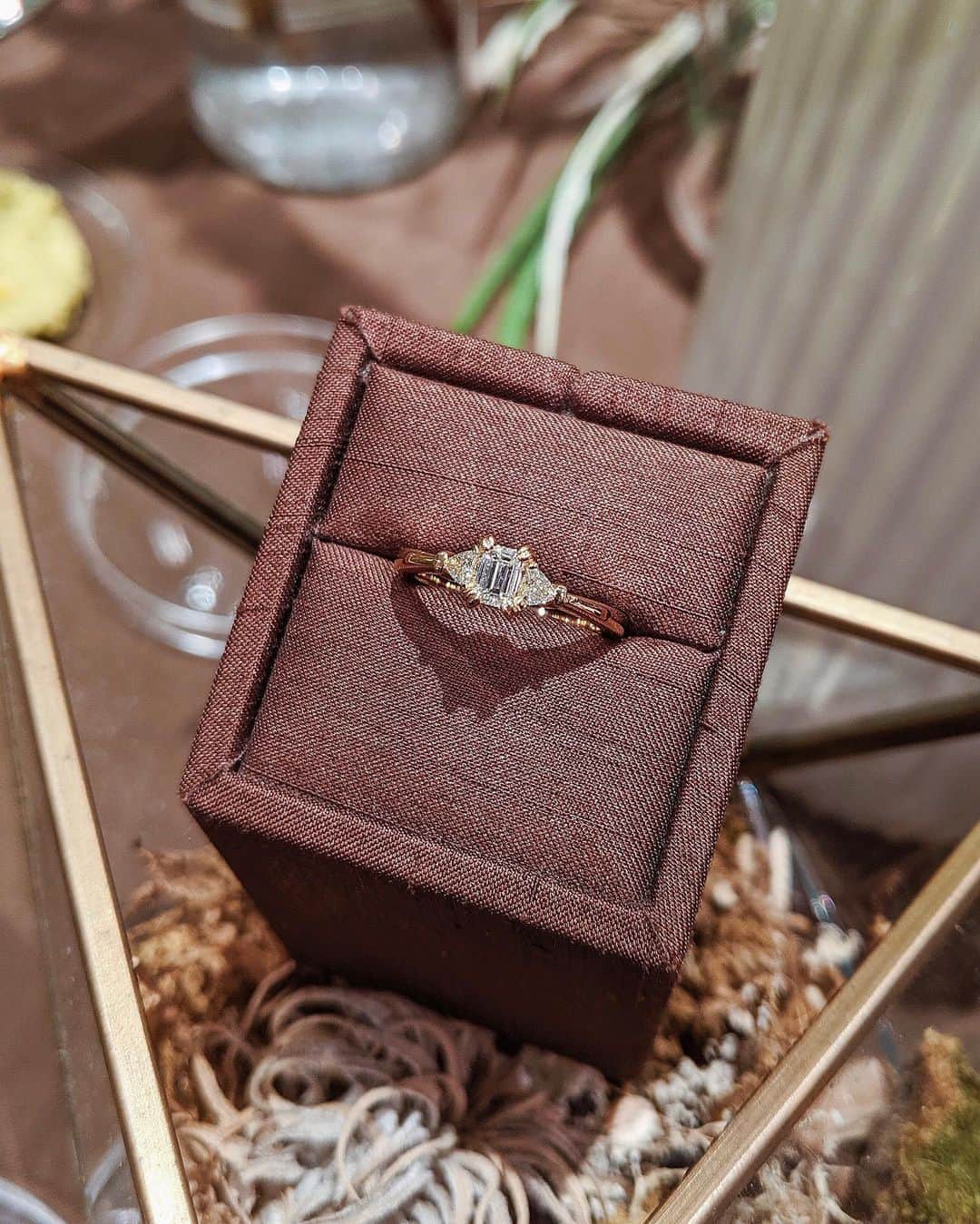 ソンイさんのインスタグラム写真 - (ソンイInstagram)「ORECCHIOのアマンコレクションシリーズお披露目partyへ💍🥂 私たち夫婦の結婚指輪もORECCHIOのなんだけど、新作を重ねてつけたら更に可愛すぎる💎💎💎 新作はORECCHIOの特徴的な四角いエメラルドカットダイヤモンドを三角のダイヤが挟むデザインで、単体でつけても重ねてつけてもすごく素敵🕊 このデザインとってもタイプだぁ🥺💍💗 #オレッキオ #結婚指輪 #婚約指輪 #ORECCHIO」10月29日 15時46分 - sunwei1013