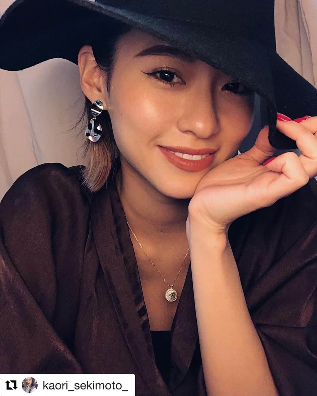 のインスタグラム：「ご来院ありがとうございます♥ . .  #Repost @kaori_sekimoto_ ・・・ ㅤㅤㅤ 肌の為になにかしたくて、 いまなにをするべきだろうって考えたときに わたしは今まで沢山日焼けをしたせいで シミソバカス大量発生しているので それを綺麗にしよう！って思って @yagbeauty_official で レーザートーニングしてきました！ まだ1回目だから変化はないけど 回数重ねて綺麗にしていきます✨  渋谷院 YAG BEAUTY CLINIC ☏0120915959  #YAGBEAUTY#レーザートーニング#RRRマスクパック」