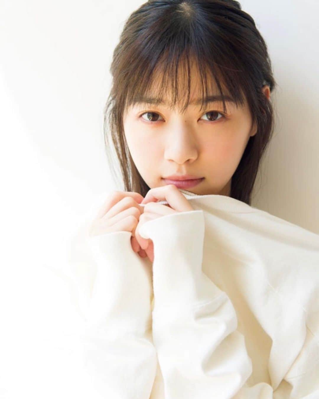 川上舞乃のインスタグラム：「ヤングマガジン  表紙巻頭　西野七瀬さんスタイリング致しました  五島列島は綺麗、西野七瀬さんは可愛いくて全身で癒されました…  2誌合同だったので、スタイリスト 2人という貴重な体験をさせていただき、たくさん学ばせていただきまして、とても楽しかった…😂 続きまして　 週間少年マガジン 月刊ヤングマガジンと、 西野七瀬さんは3誌の表紙となりますので、皆様ご期待くださいませ！！ #西野七瀬 #ヤングマガジン  #発売中」