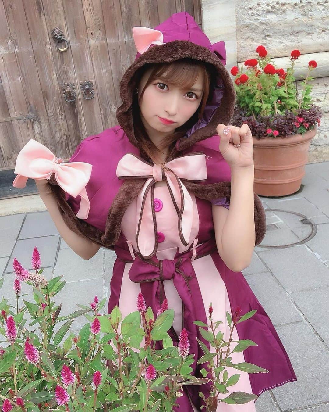 太田里織菜のインスタグラム：「. ディズニーハロウィン♡ 親友とチシャ猫仮装\( *´•ω•`*)/✨ . #らぶどる #ディズニーリゾート #夢の国 #東京ディズニーシー #TDS #disneyresort #ディズニーキャラクター #ディズニーキャラ #チシャ猫 #チシャ猫コス  #チシャ猫仮装  #ディズニーハロウィン #ディズニーハロウィーン #dハロ #ディズニー仮装 #dハロ仮装」