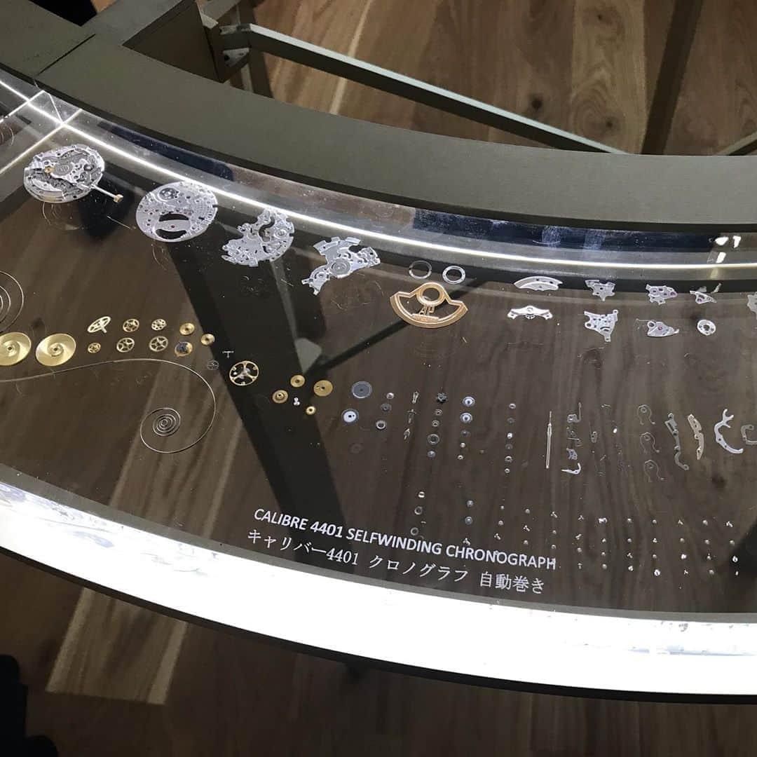 マイナビウエディング ジュエリーさんのインスタグラム写真 - (マイナビウエディング ジュエリーInstagram)「スイスの高級時計ブランドAudemars Piguet（オーデマ ピゲ） の『時計以上の何か』と題したエキシビジョンが、東京ミッドタウン・芝生広場にて開催中 ⌚️ 時計の円環を思わせるリング状のパビリオンが、12のスペースに仕切られており、時計回りに展示スペースを見学できます ⌚️ オーデマ ピゲ 誕生の地であるジュウ渓谷から歴史的に価値のあるヴィンテージウォッチ、現行モデルまでを展示。さらに、職人技を拝見することも ⌚️ このユニークなエキシビジョンの会期は、2019年11月4日まで。入場料は無料です。特設サイトから予約の上、お出かけください。 .  #beyondwatchmaking #audemarspiguet#オーデマピゲ#時計以上の何か #東京ミッドタウン#エキシビジョン#入場料無料#六本木#デザインを五感で楽しむ#説明スタッフがイケメン」10月29日 16時09分 - mwd_jewelry