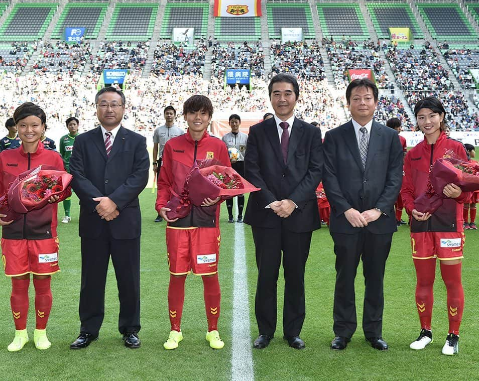 中島依美さんのインスタグラム写真 - (中島依美Instagram)「ホーム最終戦5335人の方に﻿ 来て頂き本当に感謝しております。﻿ ファン、サポーターの皆様﻿ どんな時もいつも私達のために﻿ 応援してくださりありがとうございます。﻿ 募金にご協力して下さった﻿ 皆様ありがとうございました。﻿ ﻿ リーグ残り1試合と皇后杯が﻿ あります！！﻿ 引き続き応援よろしくお願い致します😊﻿ ﻿ りか・しおり150試合﻿ みやび100試合おめでとう❤️﻿ ﻿ #なでしこリーグ﻿ #アイナック﻿」10月29日 16時11分 - eminakajima.7