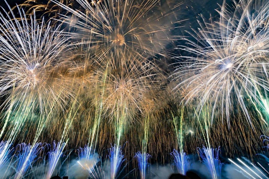詩歩さんのインスタグラム写真 - (詩歩Instagram)「🎆﻿ ﻿ 日本三大花火大会のひとつ、土浦全国花火競技大会。﻿ Tsuchiura All Japana Fireworks Competition is one of the BIG3 fireworks festival in Japan. It’s held every year in October in Ibaraki.﻿ ﻿ ただ鑑賞して楽しむ花火ではなく、競技大会。﻿ ﻿ 全国の花火師さんが技術や腕を競う大会なのです💪🔥﻿ ﻿ この「競技大会」である花火大会は、全国で「２つ」だけ🎇﻿ （クイズ！さあもうひとつはどこでしょう？）﻿ ﻿ 🎆﻿ ﻿ 今年もあいにくトラブル続きだったけれど、お目当てのワイドスターマイン「土浦花火づくし」が見れて満足☺﻿ ﻿ 打ち上げ場所は、桜川の河川敷。﻿ そのすぐ対岸にある桟敷席で見せてもらったので写真は半ば諦めていたけど、その感動を少しでも伝えたくて、微妙な写真だけどUP🙇﻿ 真上に打ち上がるので、まったく画角に収まりきりませんでした😇笑﻿ ﻿ 花火の様子は、動画をハイライトにまとめてるのでぜひそちらも見てね🌱﻿ ﻿ ﻿ #zekkeiいばらき2019﻿ @zekkei_ibaraki﻿ ﻿ ﻿ ﻿ 📍土浦全国花火競技大会2019／茨城県　土浦市﻿ 📍Tsuchiura All Japana Fireworks Competition2019／Ibaraki Japan﻿ ﻿ ﻿ ﻿ ©Shiho/詩歩」10月29日 16時19分 - shiho_zekkei