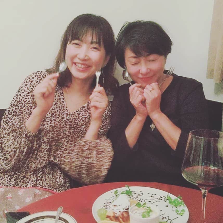阿部洋子さんのインスタグラム写真 - (阿部洋子Instagram)「🥂 先輩オメ！  あたす、髪色変えてみました！」10月29日 16時25分 - hirocoring