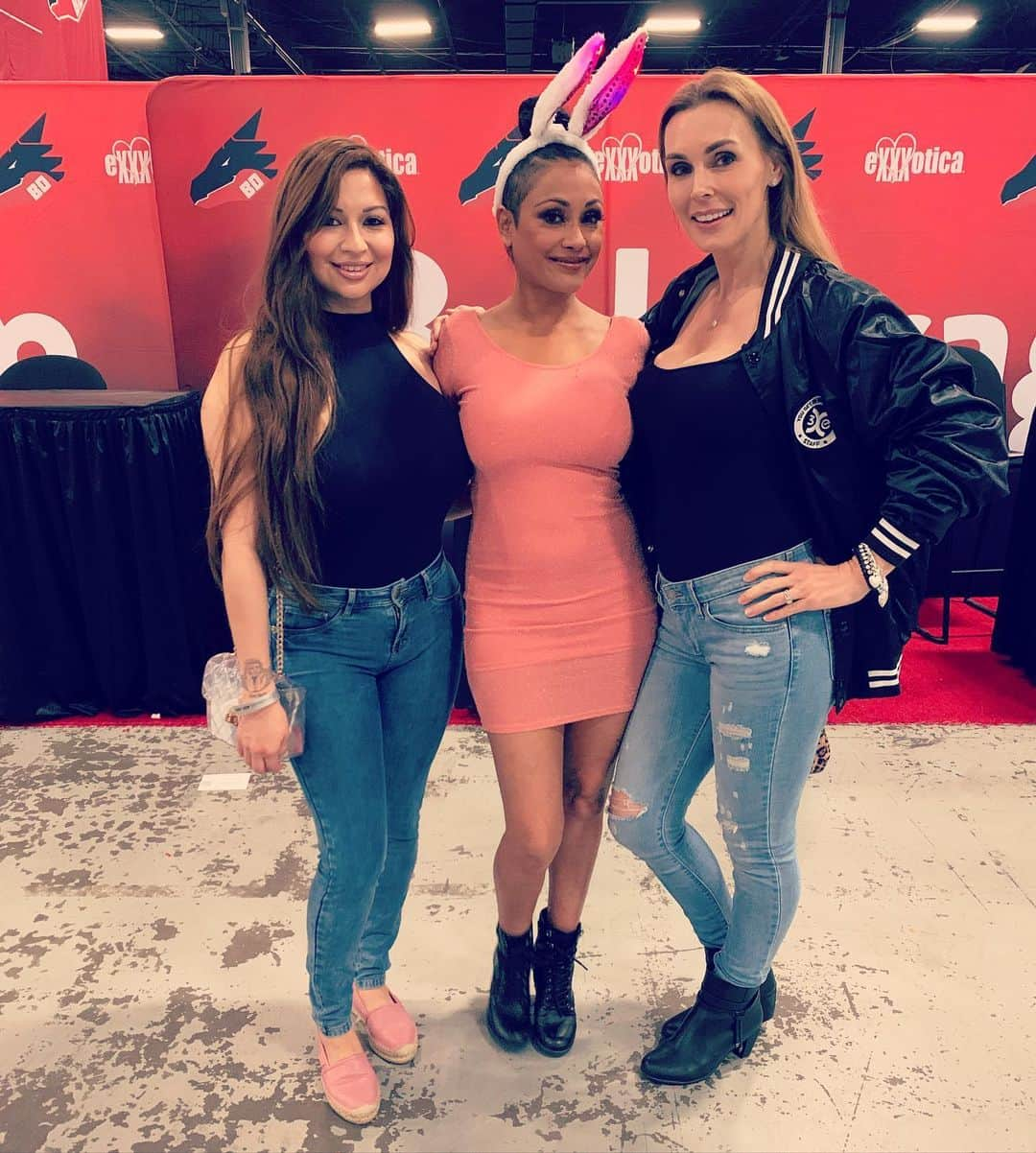 ターニャ・テイトさんのインスタグラム写真 - (ターニャ・テイトInstagram)「My last pic from #exxxoticanj show floor I had to stop when I saw these hotties @priyaanjalirai & @alissam.mua thanks girls for chatting and Priya was lovely to catch up 😻😻」10月29日 16時26分 - tanyatate