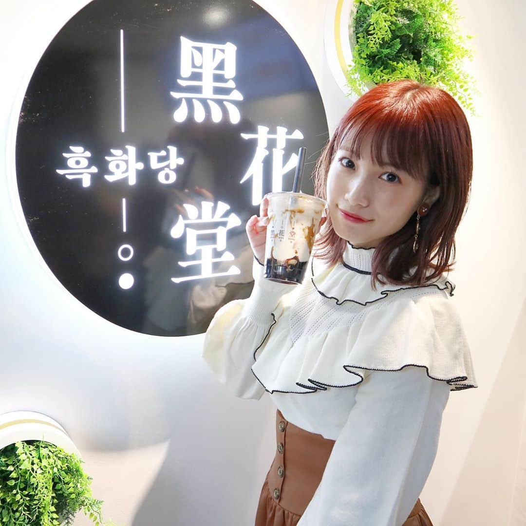 朝長美桜さんのインスタグラム写真 - (朝長美桜Instagram)「久しぶりに#タピ活した❤︎ ﻿ 黒花堂飲んでみたかったんだぁ〜美味しかったよ🧚‍♀️﻿ みんなはどこのタピオカが好き？？🥰﻿ ﻿ #miocode は、﻿ ウエストがきゅっとなったサテンスカート💐﻿ めちゃめちゃ可愛い〜❤︎﻿ トップスはあたたかいの😊﻿ デザインも可愛くてお気に入り！﻿ ﻿ イヤリングは、エドマッチョだよ💗﻿ ３つ繋がっていて、キラキラで色味も可愛い〜👼﻿ たくさん付ける✨✨﻿ ﻿ ﻿ #黒花堂#タピオカ#タピオカミルクティー#タピ活#ハンドメイド#エドマッチョ#イヤリング#リリーブラウン#lillybrown#」10月29日 22時04分 - miochan_0517