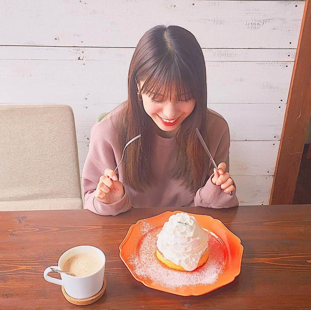 小嶋菜月さんのインスタグラム写真 - (小嶋菜月Instagram)「バウムクーヘン専門店💛 . . 千葉県 木更津にある バウムクーヘン専門店のせんねんの木😋 . . 素晴らしい美しい見た目と、 美味しすぎるお味に感動した🥺♥️ . . 最近の台風で 被害がでてしまっている千葉県。 . 私の出身地でも地元であるので 早くみなさんが笑顔いっぱいの生活に戻れるように祈っています。 . .  千葉県、本当に良いところたくさんなので みなさん、是非いらしてみてください☺️✨ . . #千葉県 #木更津 #せんねんの木 #祇園駅 #バウムクーヘン #バームクーヘン #どっちが正しいのかな #笑 #専門店 #デザート #生クリーム #クリームブリュレ」10月29日 21時56分 - kojimanatsuki_offical