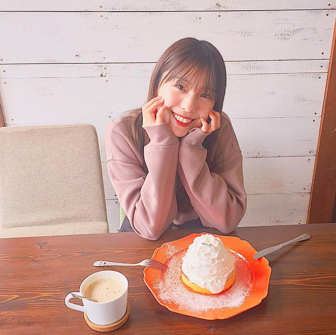 小嶋菜月さんのインスタグラム写真 - (小嶋菜月Instagram)「バウムクーヘン専門店💛 . . 千葉県 木更津にある バウムクーヘン専門店のせんねんの木😋 . . 素晴らしい美しい見た目と、 美味しすぎるお味に感動した🥺♥️ . . 最近の台風で 被害がでてしまっている千葉県。 . 私の出身地でも地元であるので 早くみなさんが笑顔いっぱいの生活に戻れるように祈っています。 . .  千葉県、本当に良いところたくさんなので みなさん、是非いらしてみてください☺️✨ . . #千葉県 #木更津 #せんねんの木 #祇園駅 #バウムクーヘン #バームクーヘン #どっちが正しいのかな #笑 #専門店 #デザート #生クリーム #クリームブリュレ」10月29日 21時56分 - kojimanatsuki_offical