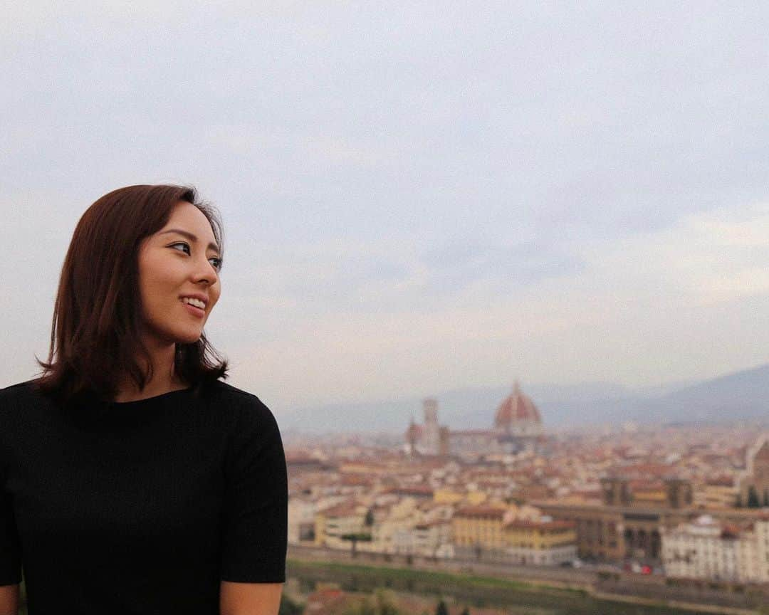 東美樹さんのインスタグラム写真 - (東美樹Instagram)「Sweet like sunset and you never know what this will taste like⚜️🖤 . . . #Mikichangin🇮🇹 #theflorentine #Italy  #フィレンツェ #ミケランジェロ広場 #髪の毛ぐちゃぐちゃ笑」10月29日 21時56分 - mikko.36___