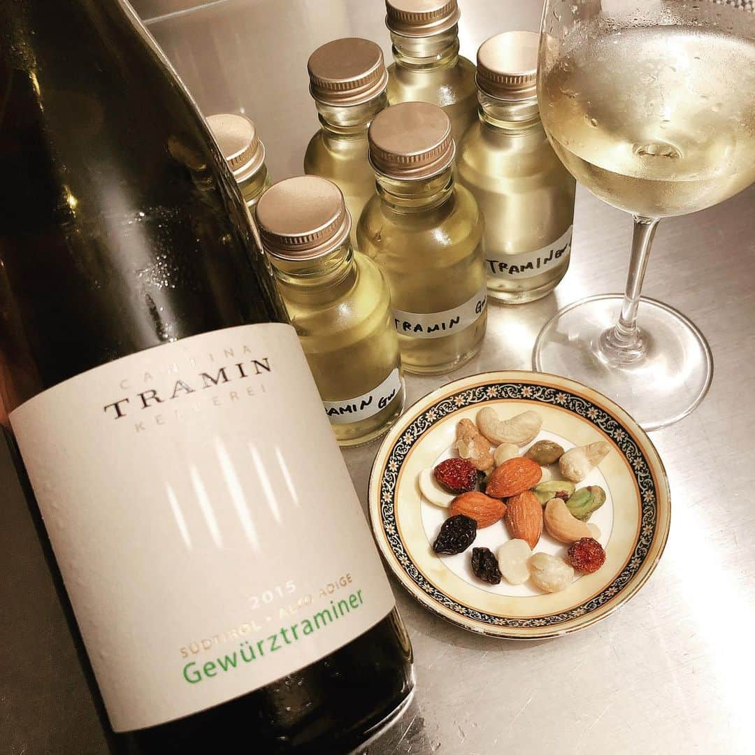 眞鍋かをりのインスタグラム：「本日の晩酌 #TRAMIN #ゲヴェルツトラミネール　#イタリア　#一杯飲んであとは小瓶で保存　#ライチの甘やかな香り　#コクはあるけど思いの外スッキリしてる」