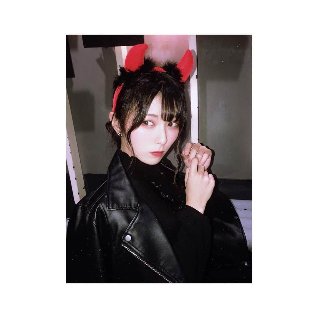 森脇加奈子のインスタグラム：「． 4年前に買ってから付けていなかったツノ、今年はつけてみた。😈 ずーっと思ってるけどいつかめちゃめちゃしっかりしたガチコスプレをしてみたい… ． #halloween #ハロウィン  #CANACOのinstagramがんばるぞ月間スタート」